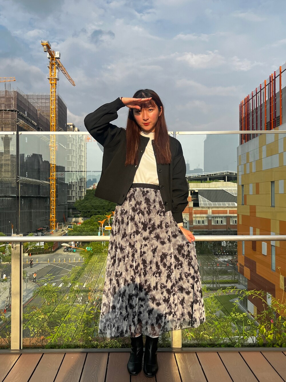 ブラック系のブーツを着用したレディースの秋コーディネートの2枚目の写真