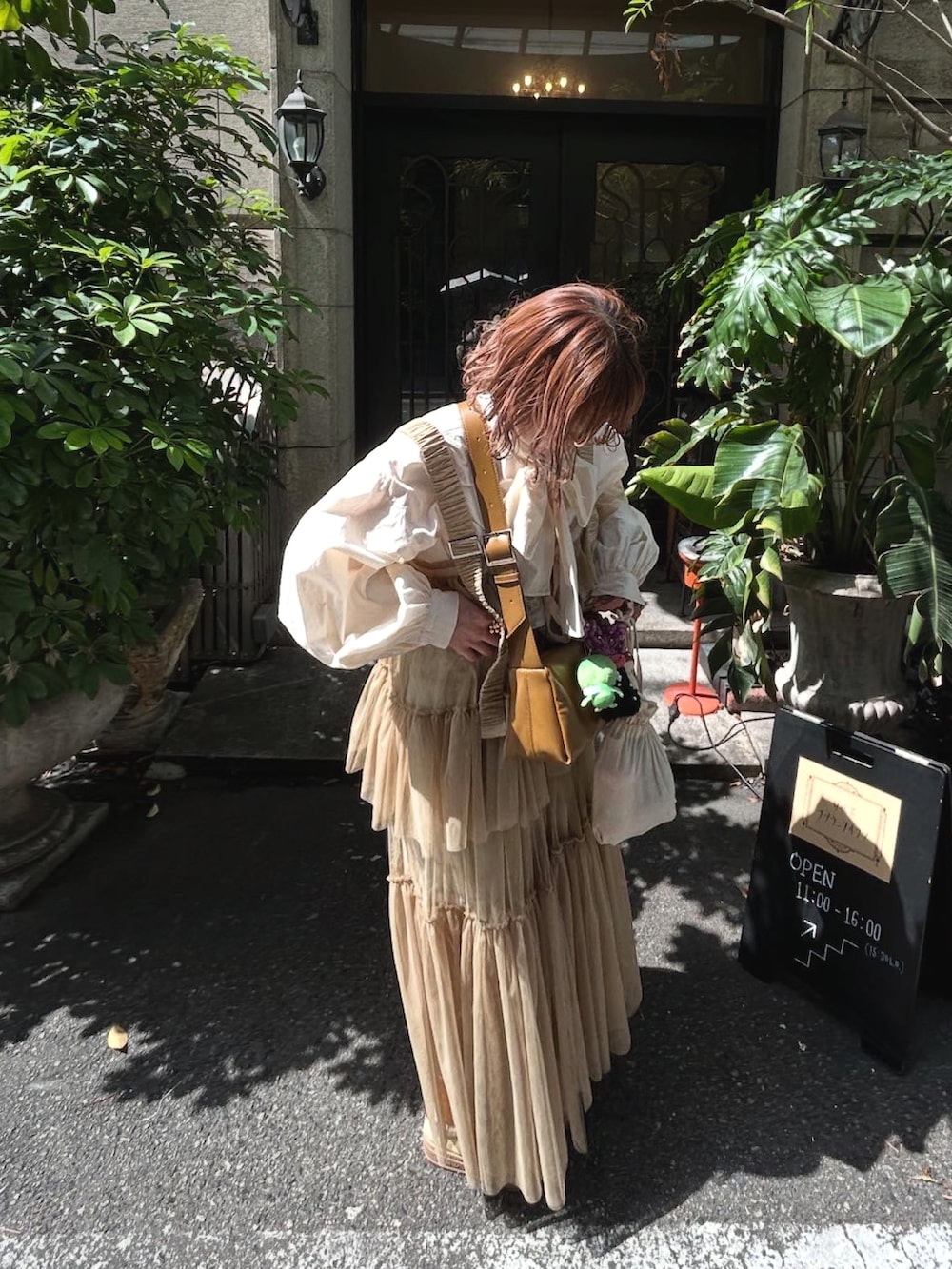 ベージュ系のスニーカー、ベージュ系のワンピース/ドレス、ホワイト系のシャツ/ブラウスを着用したレディースの秋コーディネートの2枚目の写真