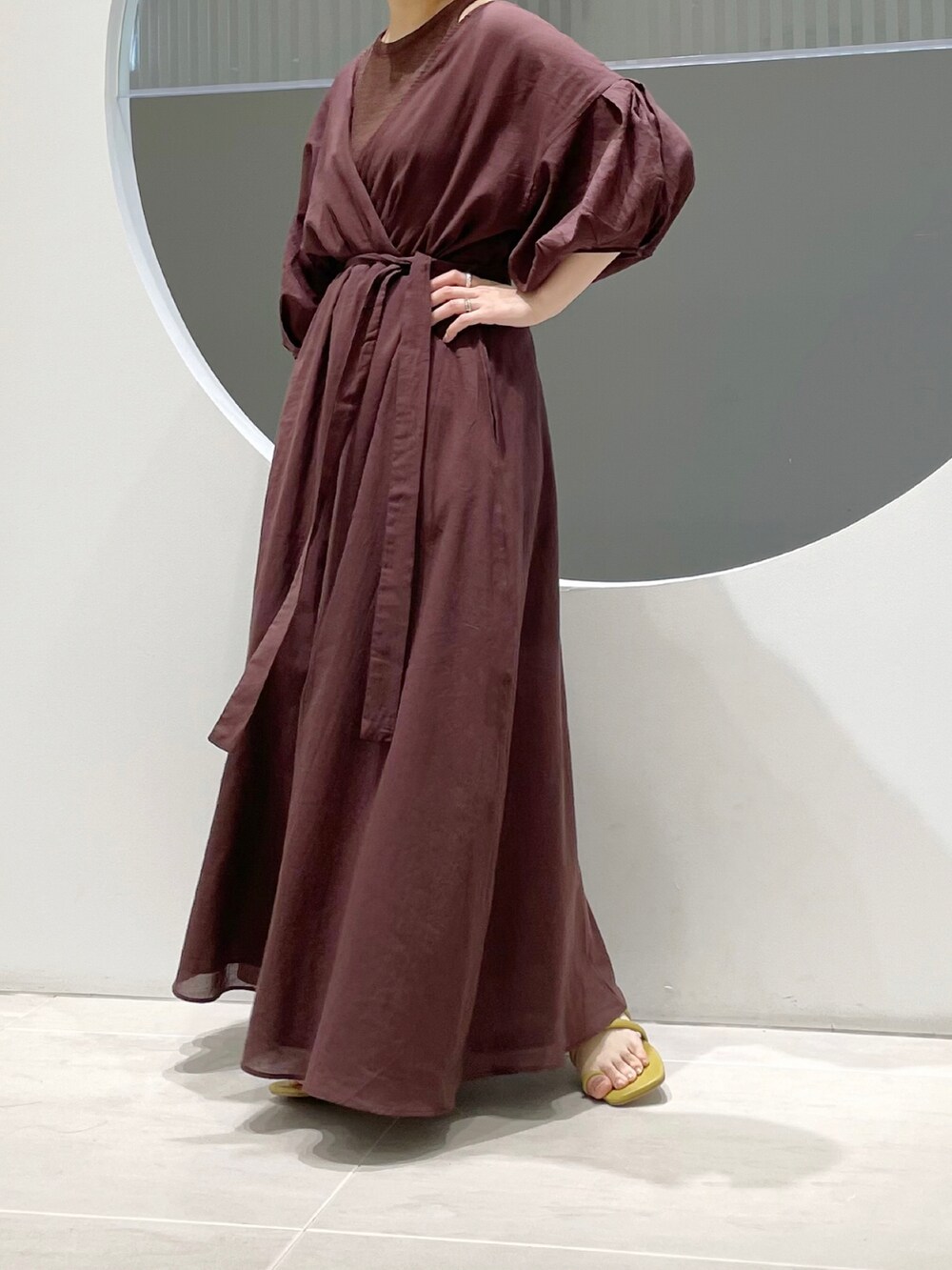 ブラウン系のワンピース、ブラウン系のタンクトップ、グリーン系のサンダルを着用したレディースの夏コーディネートの3枚目の写真