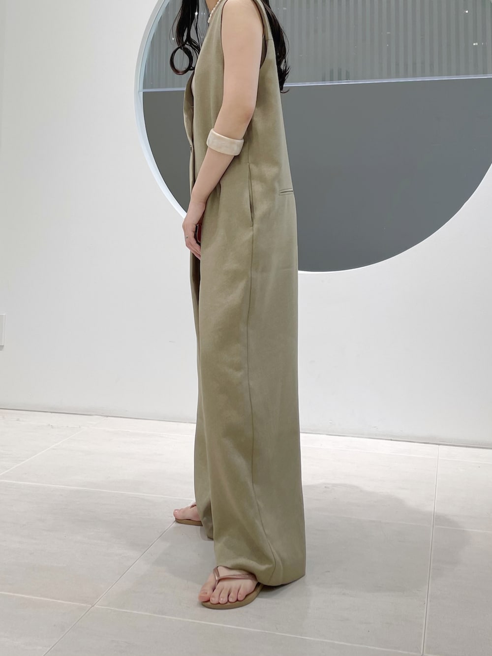 ベージュ系のサロペット/オーバーオール、ベージュ系のタンクトップ、ベージュ系のブレスレットを着用したレディースの夏コーディネートの2枚目の写真