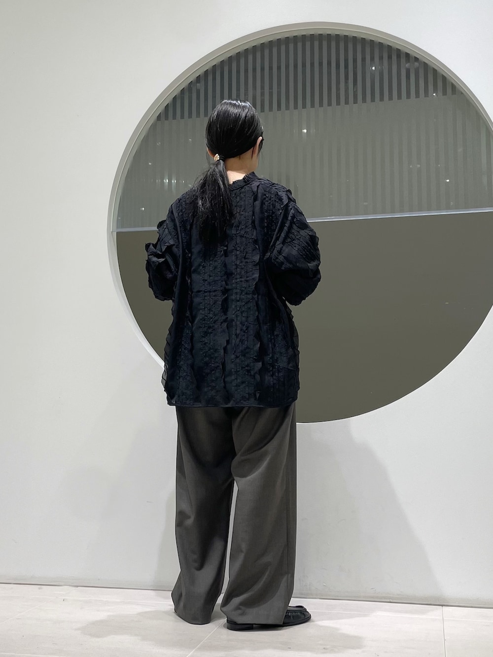 ブラック系のシャツ/ブラウス、ブラック系のその他シューズ、ブラウン系のその他パンツを着用したレディースの秋コーディネートの2枚目の写真