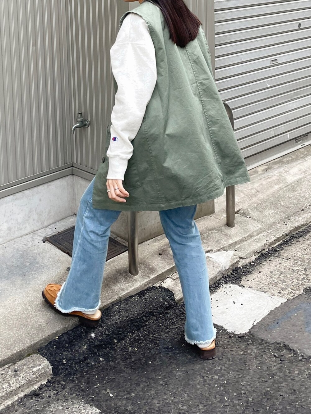 「シンプルコーデ、きれいめカジュアル、春アウター、ローファー、ストリート、春服みてみて、休日スタイル、KBF、おしゃれさんと繋がりたい、デニム、レイヤードスタイル、春服デビュー宣言、春色、スウェット、春コーデ」｜「Championの【Champion/チャンピオン】レディース クルーネックスウェットシャツ（スウェット、ベージュ系）」を使った、きっしゃんさん（レディース・151cm）の春コーディネートの3枚目の写真