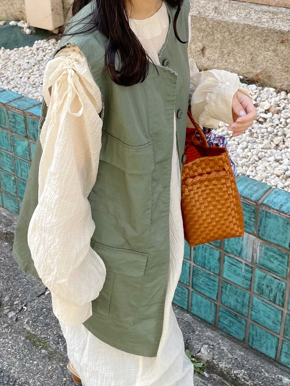 「春服デビュー宣言、レイヤードスタイル、シンプルコーデ、淡色コーデ、パステル映える春、スクエアバッグ、休日スタイル、春服みてみて、デニム、ベスト、春色、ワンピース、ほめられ本命コーデ、おしゃれさんと繋がりたい、きれいめカジュアル」｜「KBFのカットオフミリタリーベスト（その他アウター、グリーン系）」を使った、きっしゃんさん（レディース・151cm）の春コーディネートの4枚目の写真