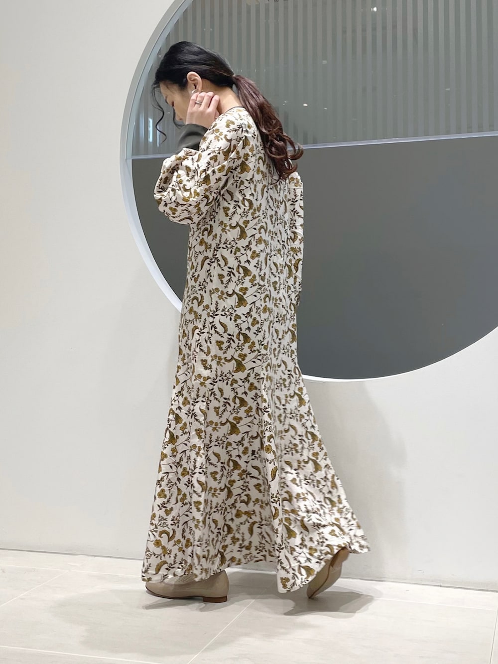 「KBF、テーラードジャケット、ビッグシルエット、オーバーサイズ、ワンピース、ootd、いいね、save、フォローお願いします🤑、オトナカジュアル、おしゃれさんと繋がりたい、ベージュ、ワントーンコーデ、低身長、バレエシューズ、RODE SKO、花柄」｜「KBFのテーラードライトコート（その他アウター、ベージュ系）」を使った、きっしゃんさん（レディース・151cm）の春コーディネートの2枚目の写真