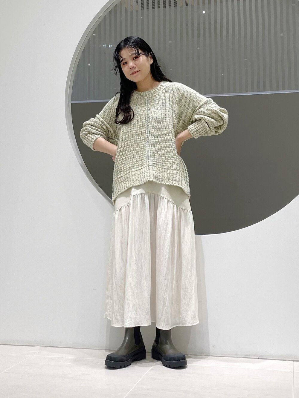 「KBF、ニット、ブーツ、スカート、ワントーンコーデ、淡色コーデ、秋コーデ、低身長、オトナカジュアル、ootd、おしゃれさんと繋がりたい、ビッグシルエット、きれいめカジュアル」｜「KBFのカラーアウトリンキングMIXニット（ニット/セーター、ベージュ系）」を使った、きっしゃんさん（レディース・151cm）の秋コーディネートの4枚目の写真