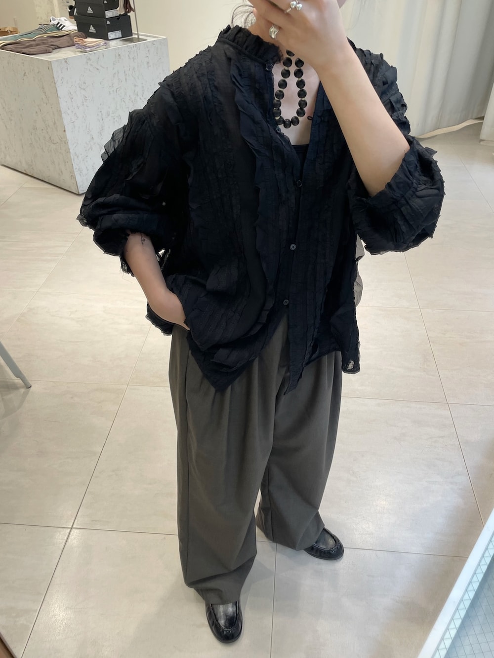 ブラック系のシャツ/ブラウス、ブラック系のその他シューズ、ブラウン系のその他パンツを着用したレディースの秋コーディネートの3枚目の写真