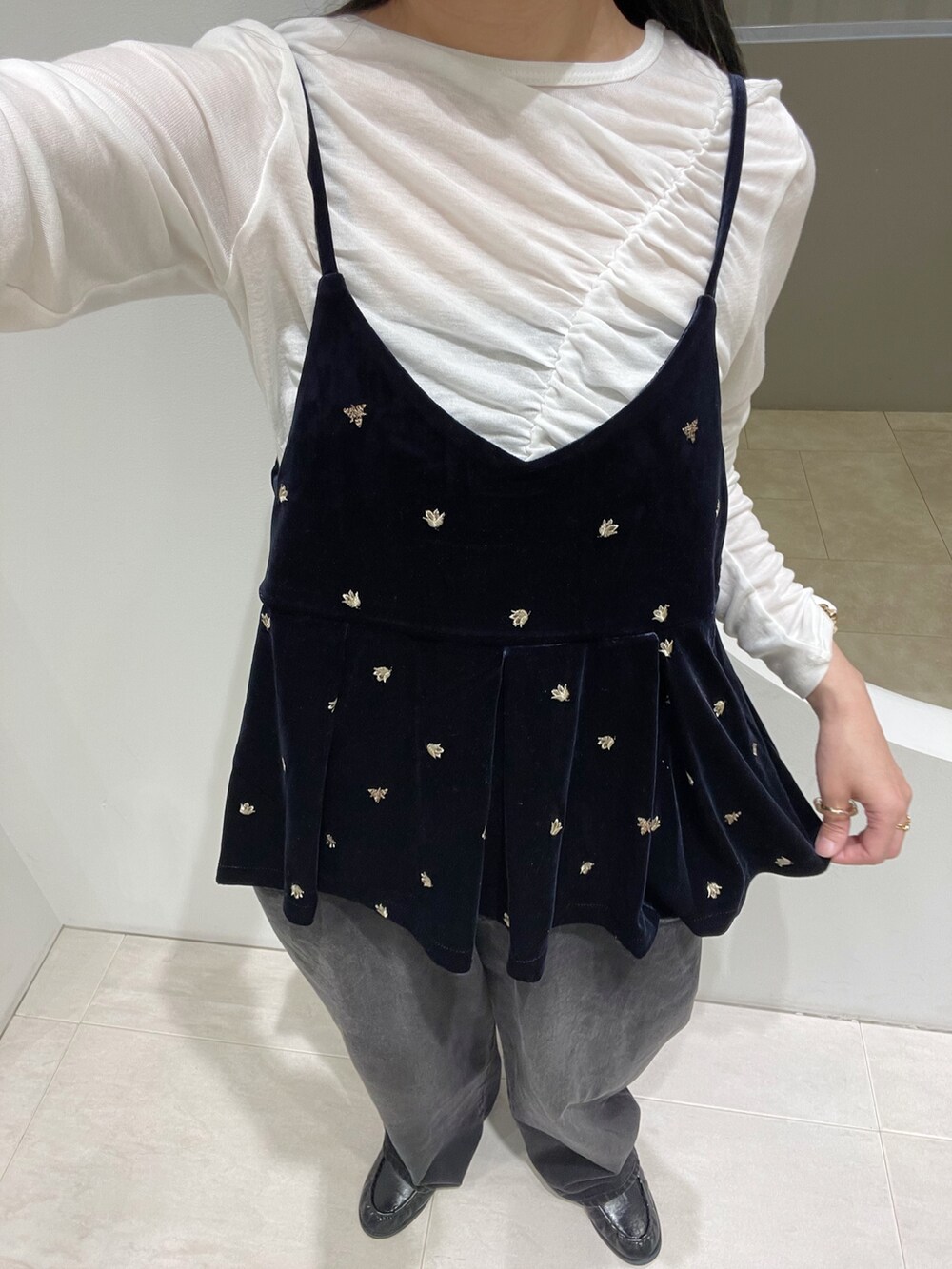 ホワイト系のTシャツ/カットソー、ブルー系のキャミソール、ブラック系のデニムパンツを着用したレディースの秋コーディネートの3枚目の写真