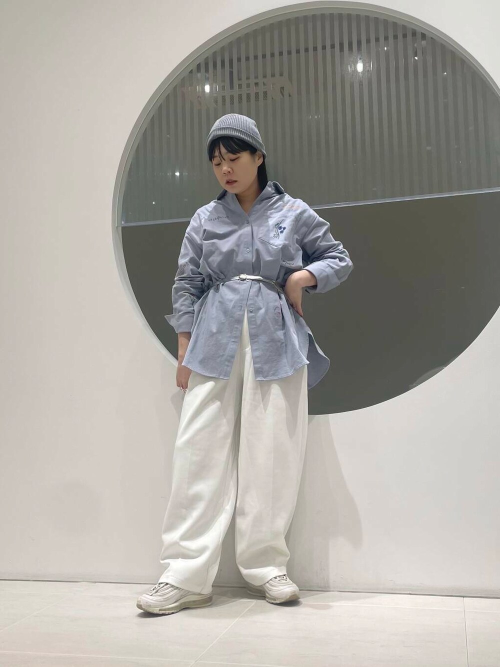「KBF、春コーデ、newarrival、低身長コーデ、30代、モノトーンコーデ、シャツコーデ、ブラウスコーデ、ブルベ冬、骨格ナチュラル、キレイめカジュアル、私のイチ推しブランド、ナチュラル×カジュアル、ナチュラル×低身長、25ss」｜「NIKEのNIKE　エアマックス97（スニーカー、ホワイト系）」を使った、きっしゃんさん（レディース・151cm）の冬コーディネートの2枚目の写真