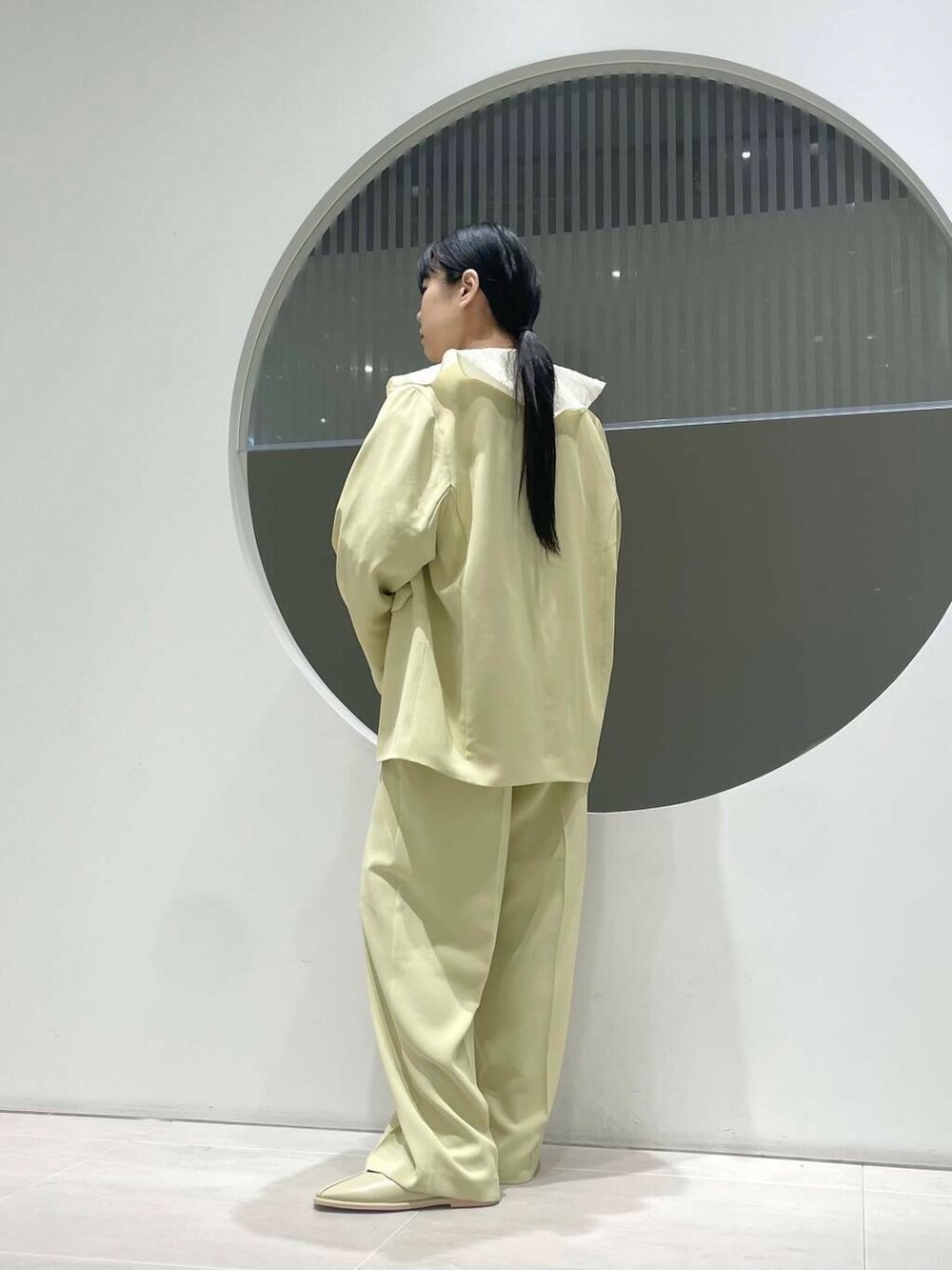 「セットアップ、デートコーデ、アウター、KBF、春コーデ、セレモニースタイル、春アウター、newarrival、低身長コーデ、30代、スラックスコーデ、骨格ナチュラル、キレイめカジュアル、ブルべ冬、私のイチ推しブランド」｜「KBFのクロスバレエスリッポン（バレエシューズ、ベージュ系）」を使った、きっしゃんさん（レディース・151cm）の冬コーディネートの3枚目の写真