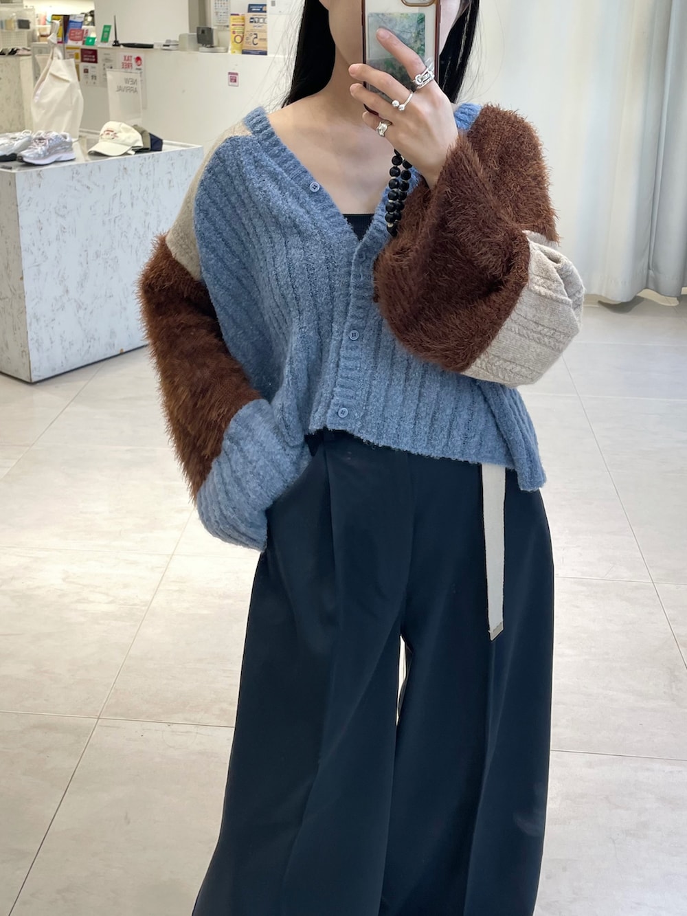 ブルー系のカーディガン/ボレロ、ブルー系のその他パンツを着用したレディースの秋コーディネートの2枚目の写真