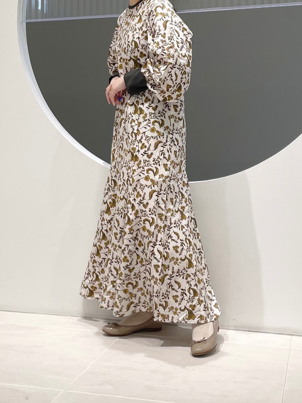 「KBF、テーラードジャケット、ビッグシルエット、オーバーサイズ、ワンピース、ootd、いいね、save、フォローお願いします🤑、オトナカジュアル、おしゃれさんと繋がりたい、ベージュ、ワントーンコーデ、低身長、バレエシューズ、RODE SKO、花柄」｜「KBFのテーラードライトコート（その他アウター、ベージュ系）」を使った、きっしゃんさん（レディース・151cm）の春コーディネートの3枚目の写真