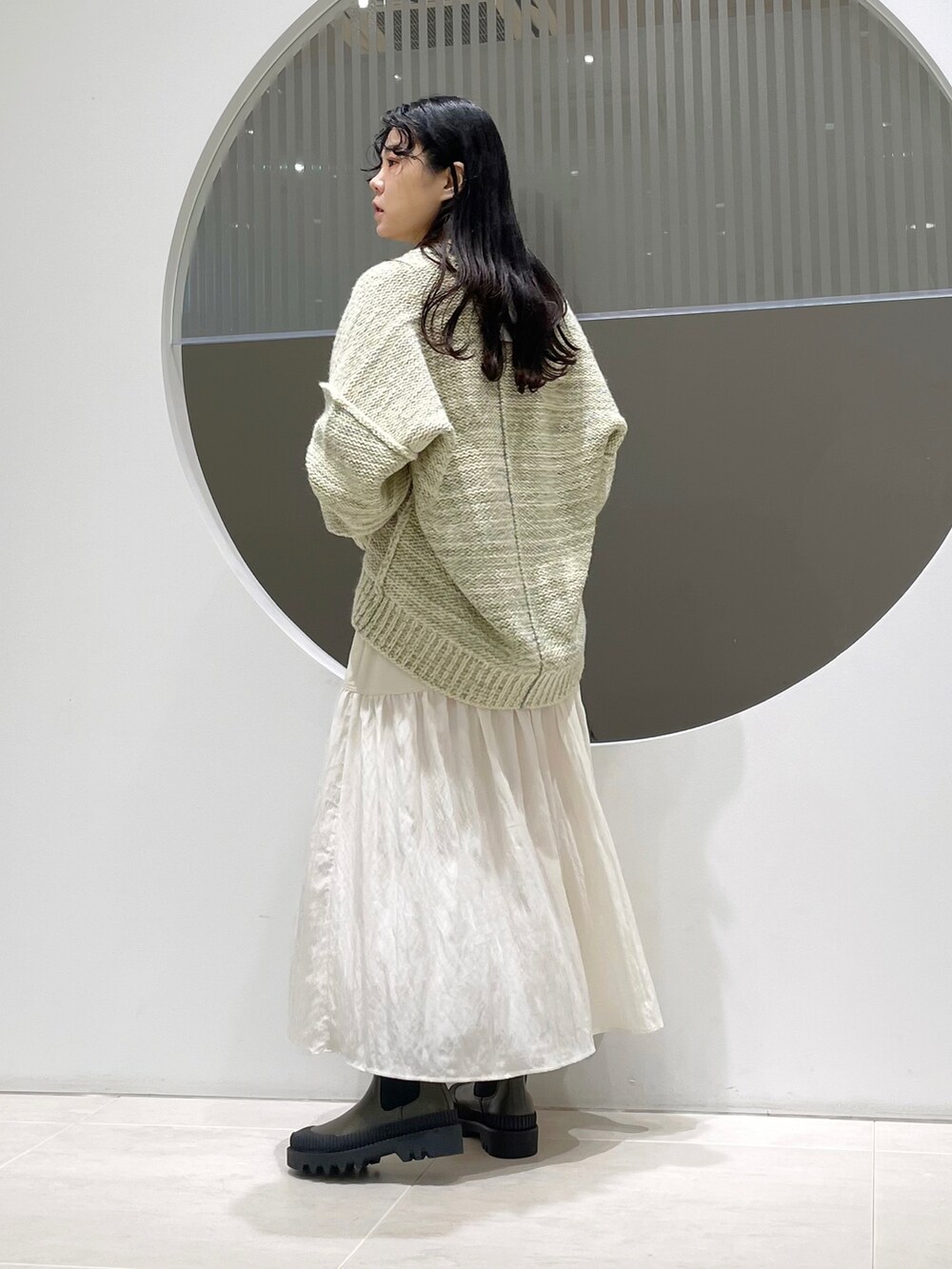 「KBF、ニット、ブーツ、スカート、ワントーンコーデ、淡色コーデ、秋コーデ、低身長、オトナカジュアル、ootd、おしゃれさんと繋がりたい、ビッグシルエット、きれいめカジュアル」｜「KBFのカラーアウトリンキングMIXニット（ニット/セーター、ベージュ系）」を使った、きっしゃんさん（レディース・151cm）の秋コーディネートの2枚目の写真