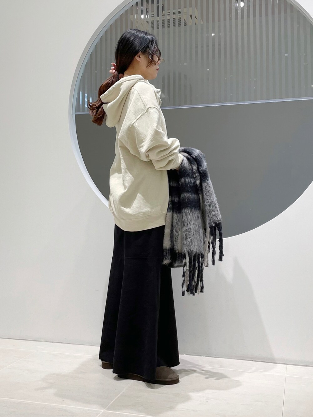 「KBF、クリスマスに着たい服、冬コーデ、ロゴスウェット、マーメイドスカート、パーカー、マイベストコーデ2021、休日コーデ、オトナカジュアル、スリッポン、おしゃれさんと繋がりたい、いいね、save、フォローお願いします🤑、チェック柄に恋してる、ストリート」｜「KBFのカットオフ切替ロングスカート（スカート、ブラック系）」を使った、きっしゃんさん（レディース・151cm）の冬コーディネートの2枚目の写真