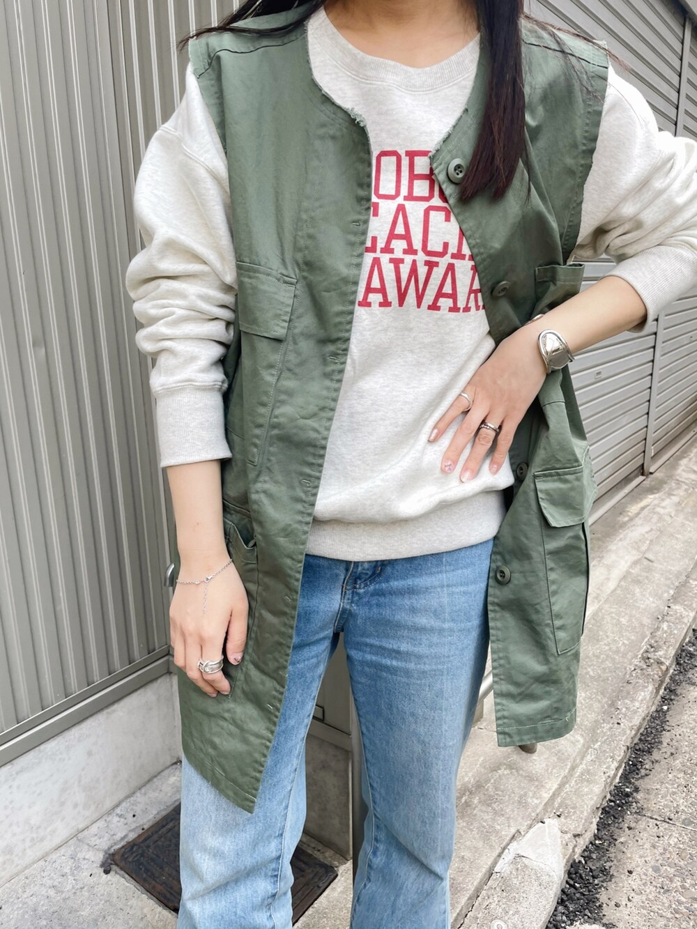 「シンプルコーデ、きれいめカジュアル、春アウター、ローファー、ストリート、春服みてみて、休日スタイル、KBF、おしゃれさんと繋がりたい、デニム、レイヤードスタイル、春服デビュー宣言、春色、スウェット、春コーデ」｜「Championの【Champion/チャンピオン】レディース クルーネックスウェットシャツ（スウェット、ベージュ系）」を使った、きっしゃんさん（レディース・151cm）の春コーディネートの4枚目の写真