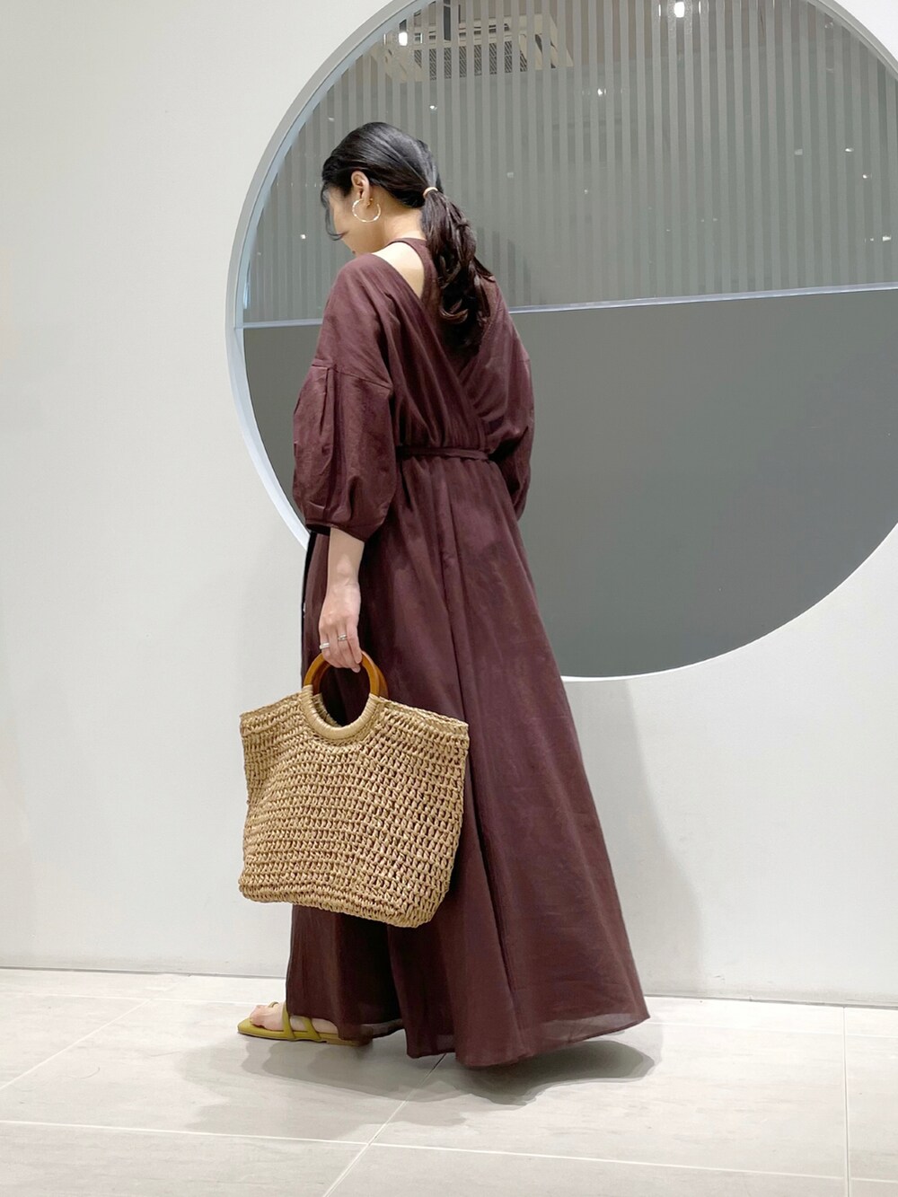 ブラウン系のワンピース、ブラウン系のタンクトップ、グリーン系のサンダルを着用したレディースの夏コーディネートの4枚目の写真