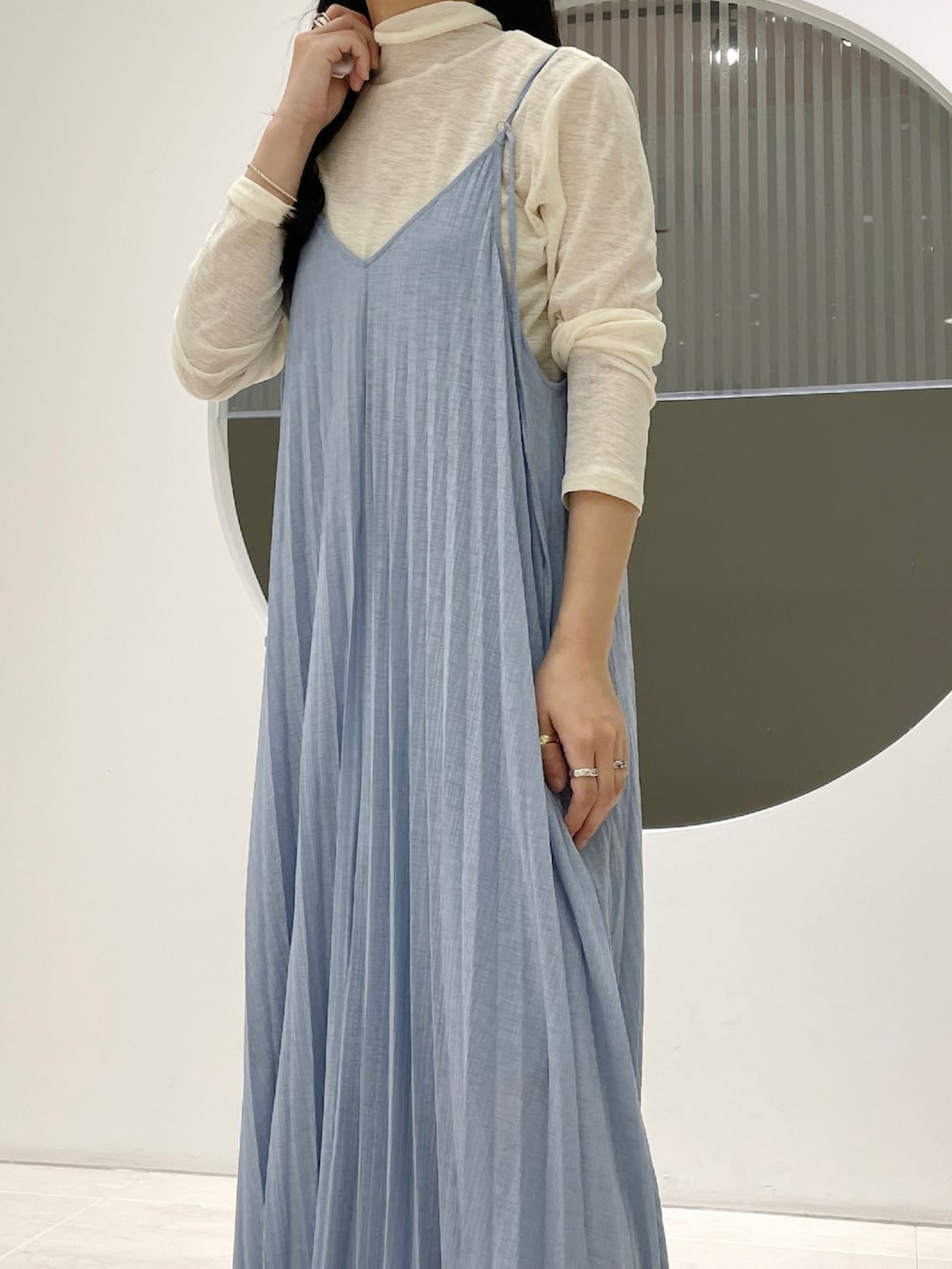 「KBF、RODE SKO、ワンピース、ハイネック、ootd、シアー、ブーツ、秋服準備はじめました、休日コーデ、おしゃれさんと繋がりたい、大人カジュアル」｜「KBFの2WAYプリーツキャミワンピース（ワンピース、ブルー系）」を使った、きっしゃんさん（レディース・151cm）の夏コーディネートの2枚目の写真