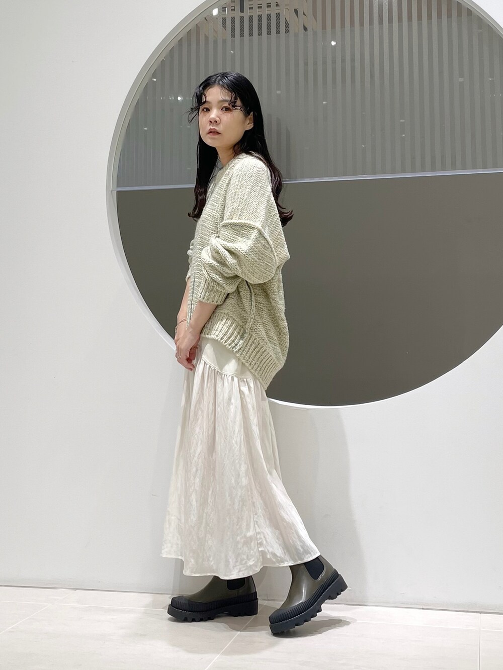 「KBF、ニット、ブーツ、スカート、ワントーンコーデ、淡色コーデ、秋コーデ、低身長、オトナカジュアル、ootd、おしゃれさんと繋がりたい、ビッグシルエット、きれいめカジュアル」｜「KBFのカラーアウトリンキングMIXニット（ニット/セーター、ベージュ系）」を使った、きっしゃんさん（レディース・151cm）の秋コーディネートの3枚目の写真