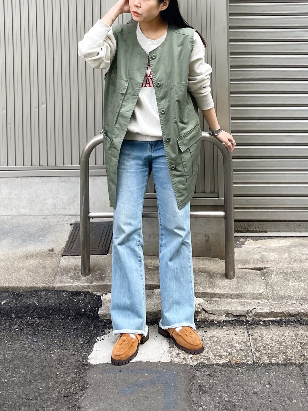 「シンプルコーデ、きれいめカジュアル、春アウター、ローファー、ストリート、春服みてみて、休日スタイル、KBF、おしゃれさんと繋がりたい、デニム、レイヤードスタイル、春服デビュー宣言、春色、スウェット、春コーデ」｜「Championの【Champion/チャンピオン】レディース クルーネックスウェットシャツ（スウェット、ベージュ系）」を使った、きっしゃんさん（レディース・151cm）の春コーディネートの2枚目の写真