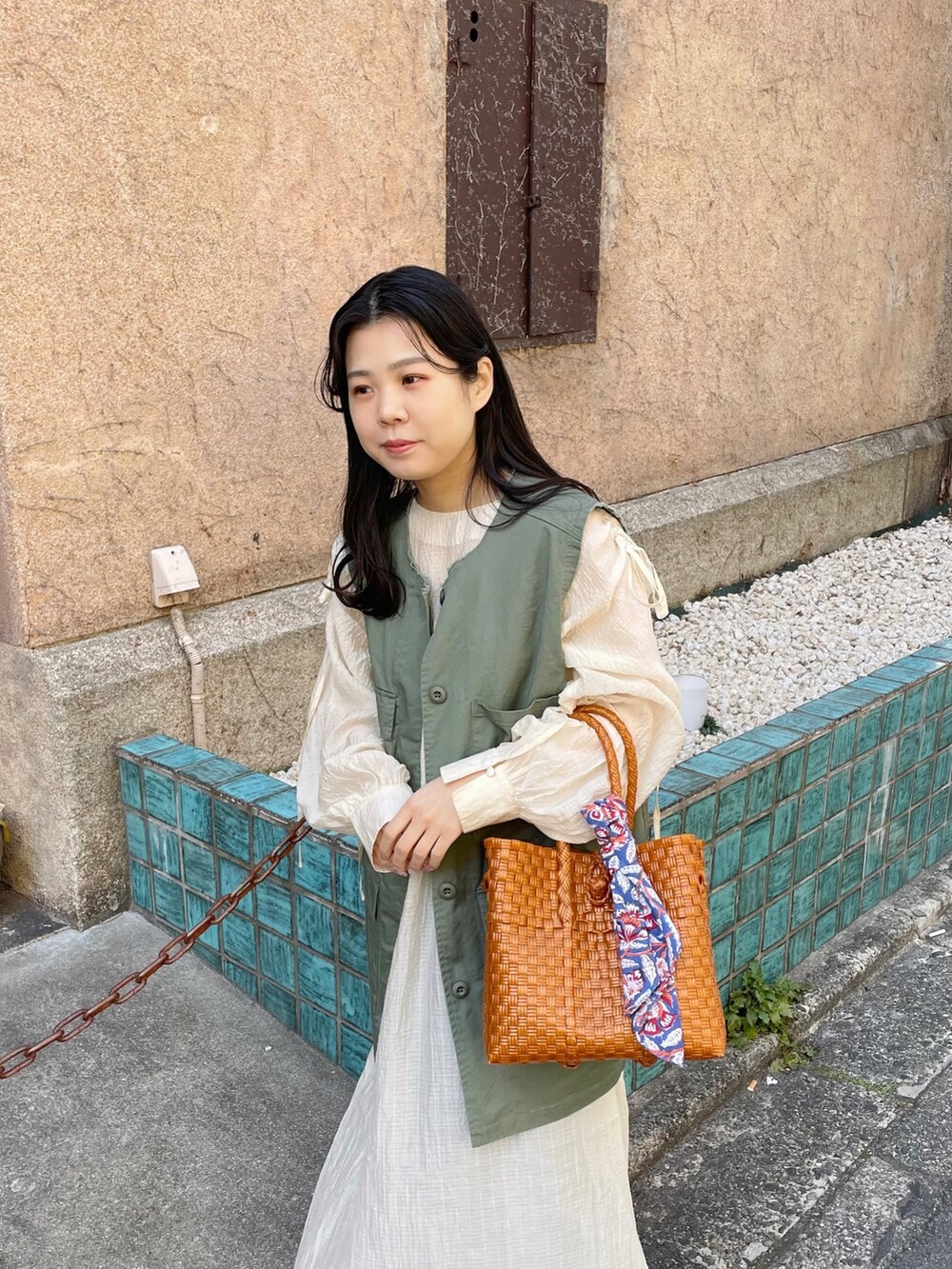 「春服デビュー宣言、レイヤードスタイル、シンプルコーデ、淡色コーデ、パステル映える春、スクエアバッグ、休日スタイル、春服みてみて、デニム、ベスト、春色、ワンピース、ほめられ本命コーデ、おしゃれさんと繋がりたい、きれいめカジュアル」｜「KBFのカットオフミリタリーベスト（その他アウター、グリーン系）」を使った、きっしゃんさん（レディース・151cm）の春コーディネートの3枚目の写真