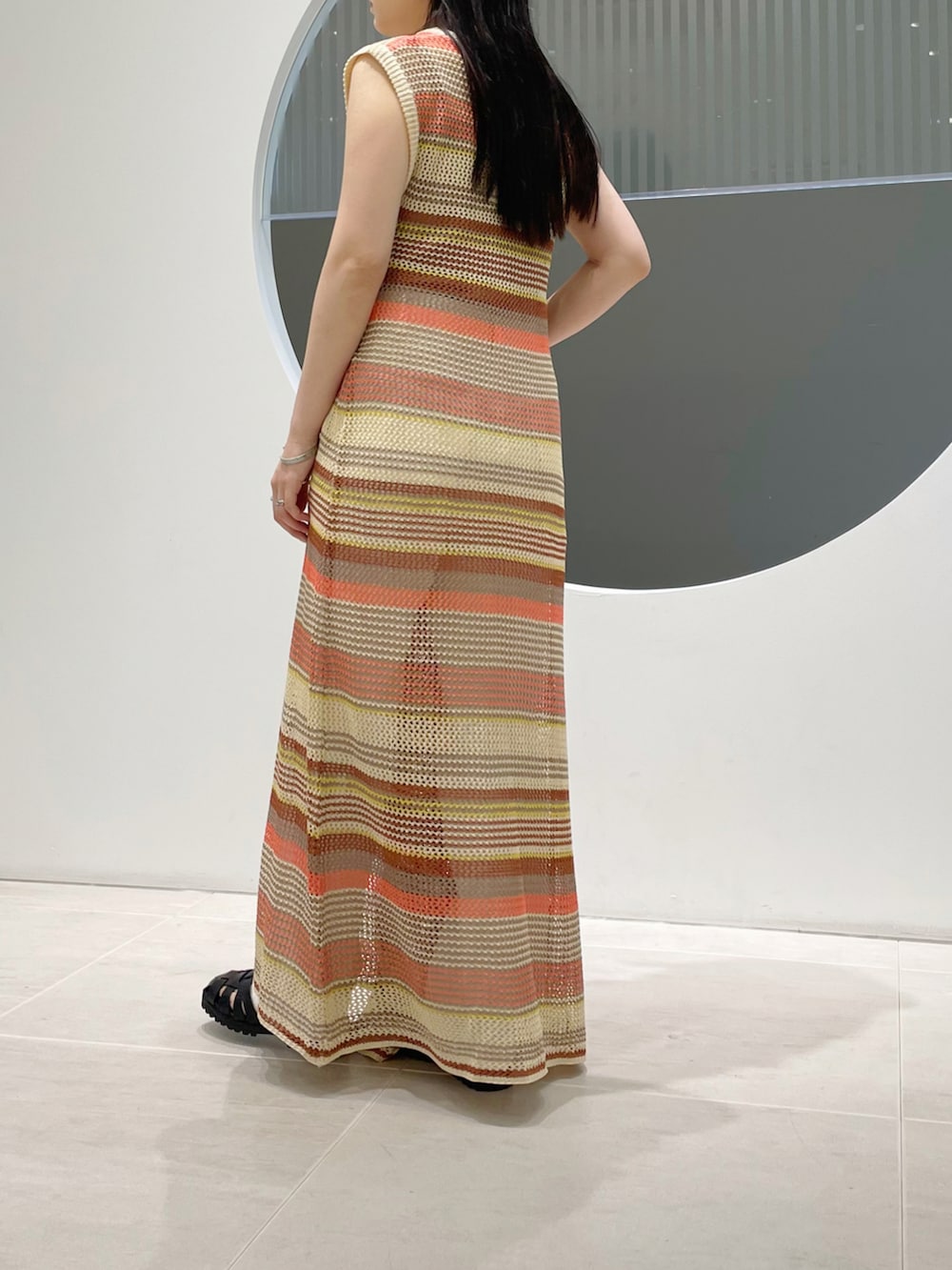 「透かし編みニット、グルカサンダル、デニムっていいよね、レイヤードスタイル、デニム、夏コーデ、ootd、KBF、RODE SKO、ボーダー、ワンピース、低身長、オレンジ、リゾートスタイル」｜「KBFのマルチボーダーラップワンピース（ワンピース、ピンク系）」を使った、きっしゃんさん（レディース・151cm）の夏コーディネートの3枚目の写真