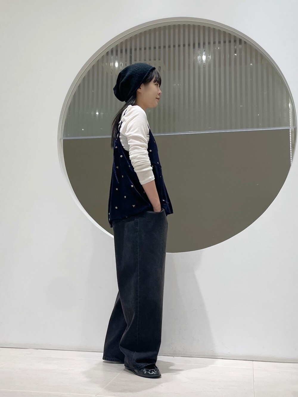 ホワイト系のTシャツ/カットソー、ブルー系のキャミソール、ブラック系のデニムパンツを着用したレディースの秋コーディネートの2枚目の写真