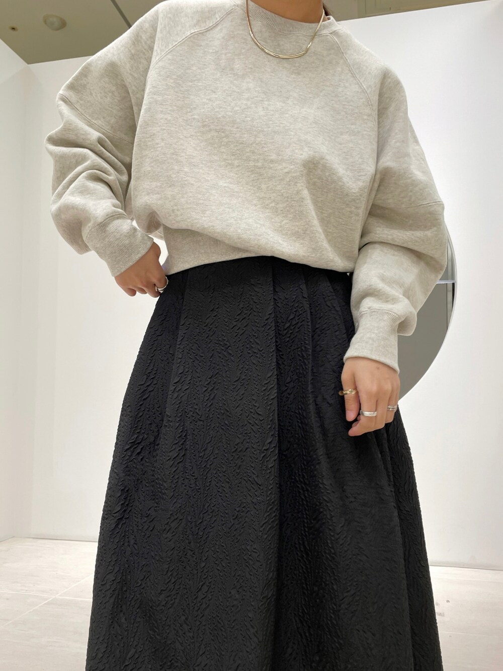 「WEARハロウィン2022、シンプルコーデ、大人カジュアル、おしゃれさんと繋がりたい、休日スタイル、秋コーデ、スウェット、スカート、エアマックス、スニーカーコーデ、低身長、モノトーン、モード、きれいめカジュアル、NIKE」｜「KBFのラグランスリーブコンパクトスウェット（スウェット、グレー系）」を使った、きっしゃんさん（レディース・151cm）の秋コーディネートの3枚目の写真