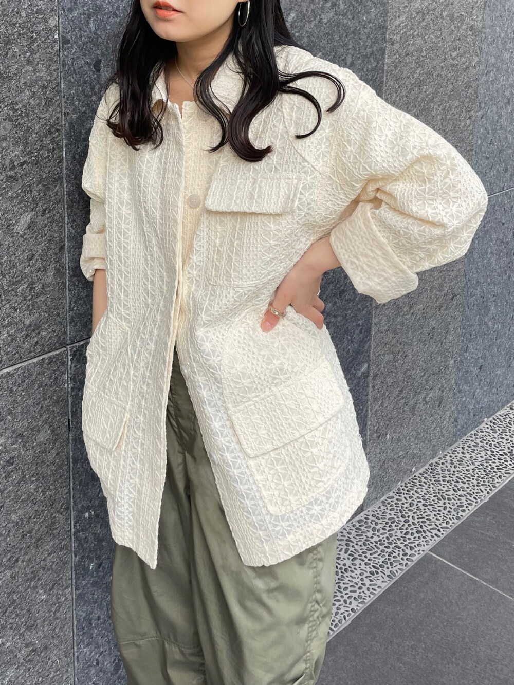 「KBF、ootd、ジャケット、ほめられ本命コーデ、春色、シンフルコーデ、ミリタリー、ワークパンツ、おしゃれさんと繋がりたい」｜「KBFのボンディングレースハンティングジャケット（その他アウター、ホワイト系）」を使った、きっしゃんさん（レディース・151cm）の冬コーディネートの3枚目の写真