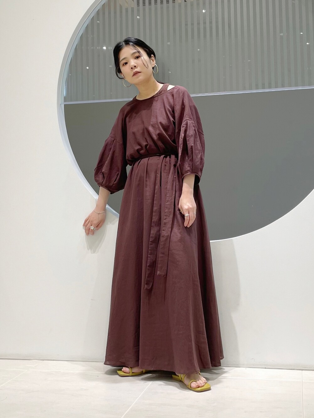 ブラウン系のワンピース、ブラウン系のタンクトップ、グリーン系のサンダルを着用したレディースの夏コーディネートの2枚目の写真