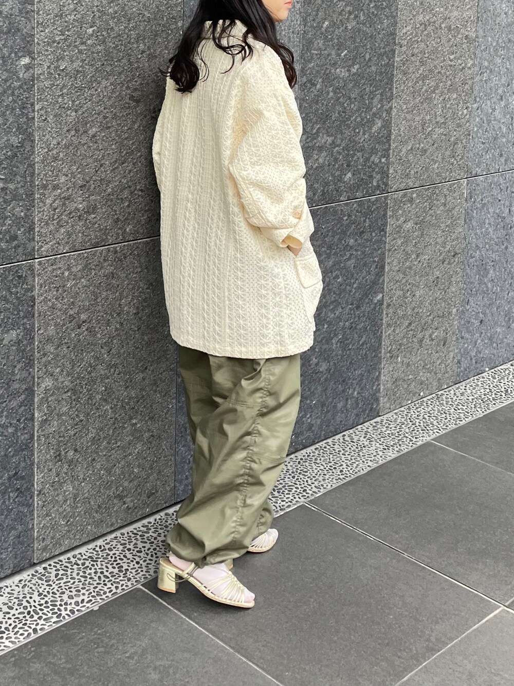 「KBF、ootd、ジャケット、ほめられ本命コーデ、春色、シンフルコーデ、ミリタリー、ワークパンツ、おしゃれさんと繋がりたい」｜「KBFのボンディングレースハンティングジャケット（その他アウター、ホワイト系）」を使った、きっしゃんさん（レディース・151cm）の冬コーディネートの2枚目の写真