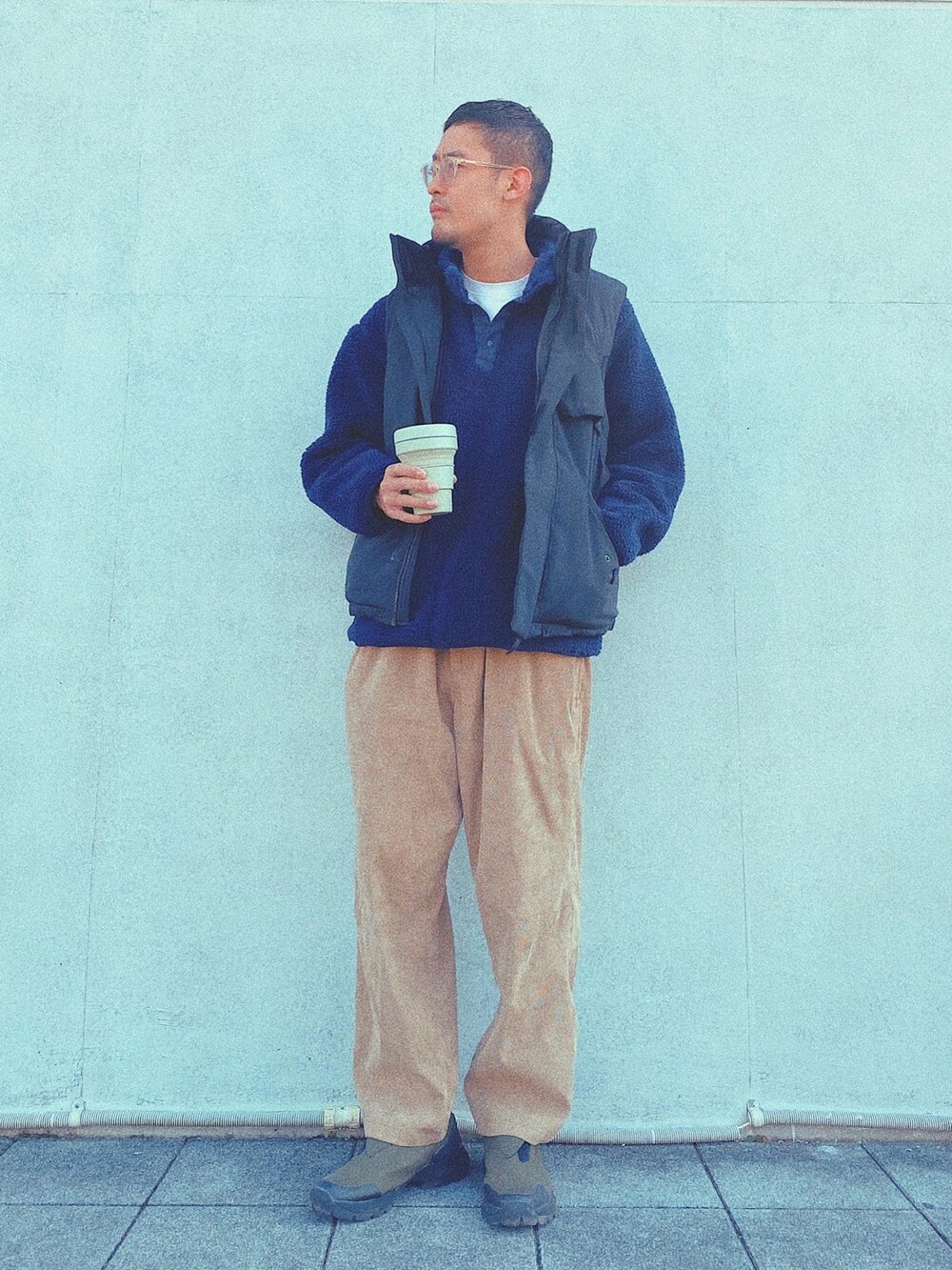 ブルー系のその他トップス、ブラック系のダウンベスト、ベージュ系のカーゴパンツを着用したメンズの冬コーディネートの5枚目の写真