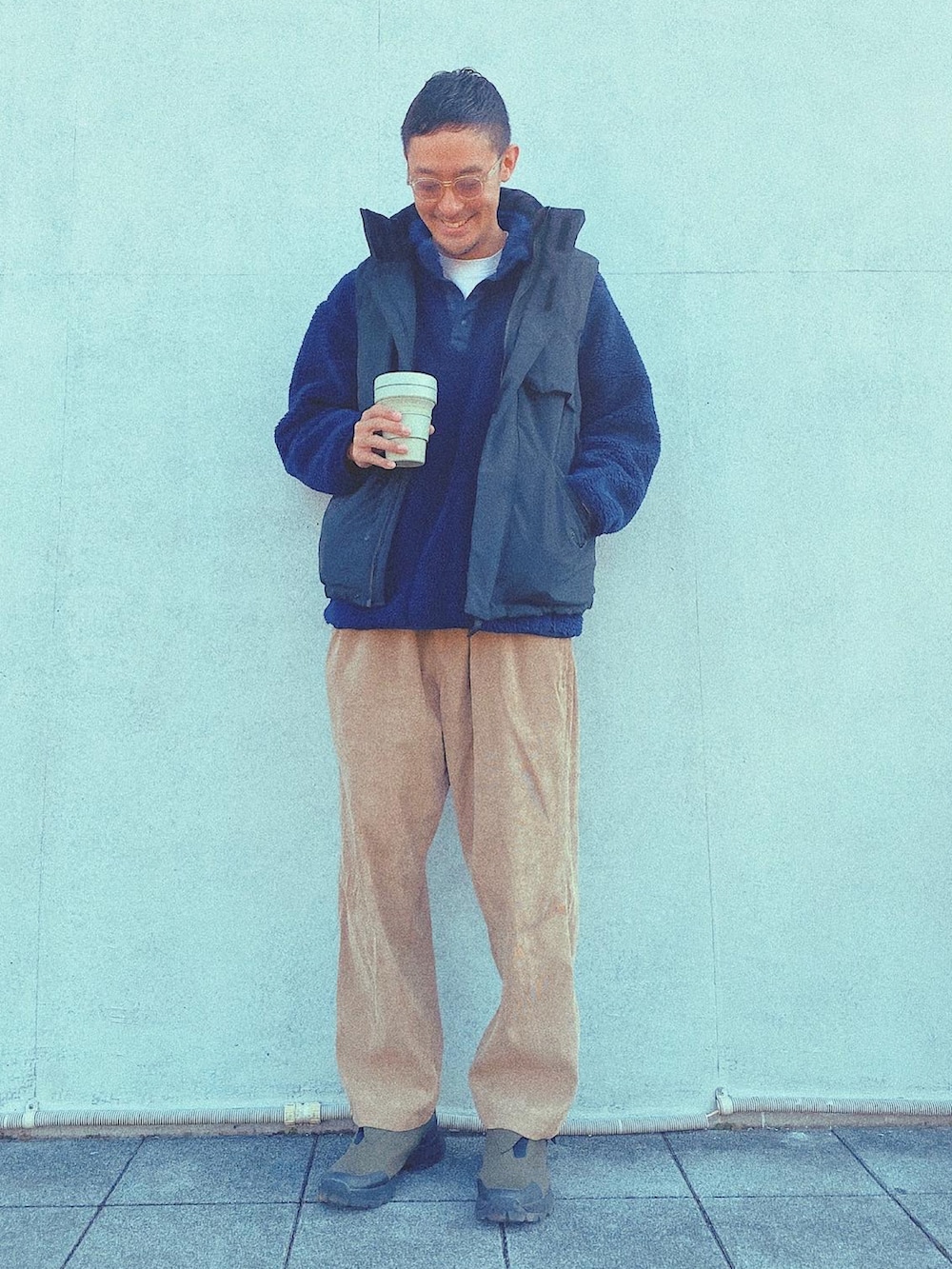 ブルー系のその他トップス、ブラック系のダウンベスト、ベージュ系のカーゴパンツを着用したメンズの冬コーディネートの4枚目の写真