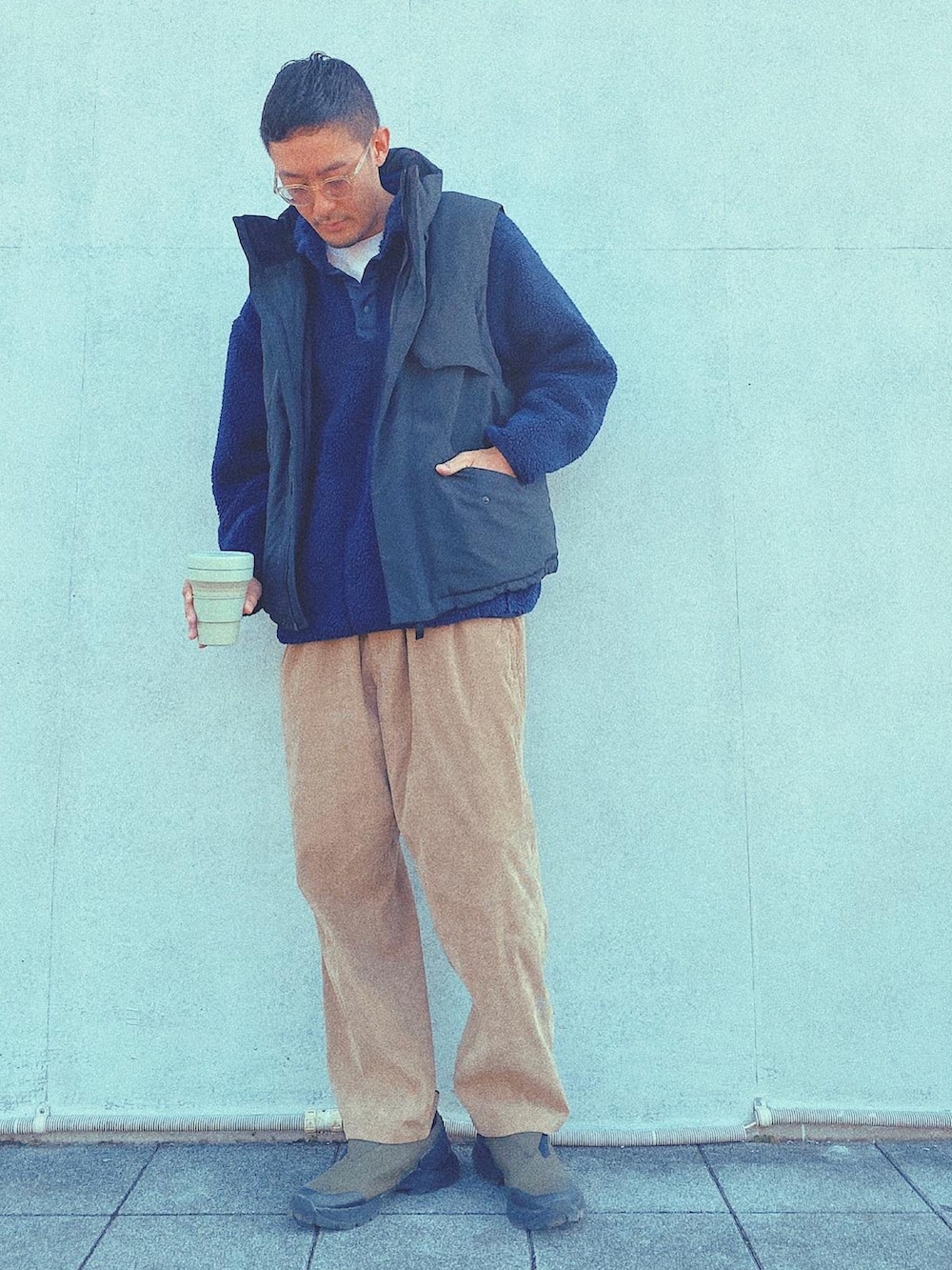 ブルー系のその他トップス、ブラック系のダウンベスト、ベージュ系のカーゴパンツを着用したメンズの冬コーディネートの2枚目の写真