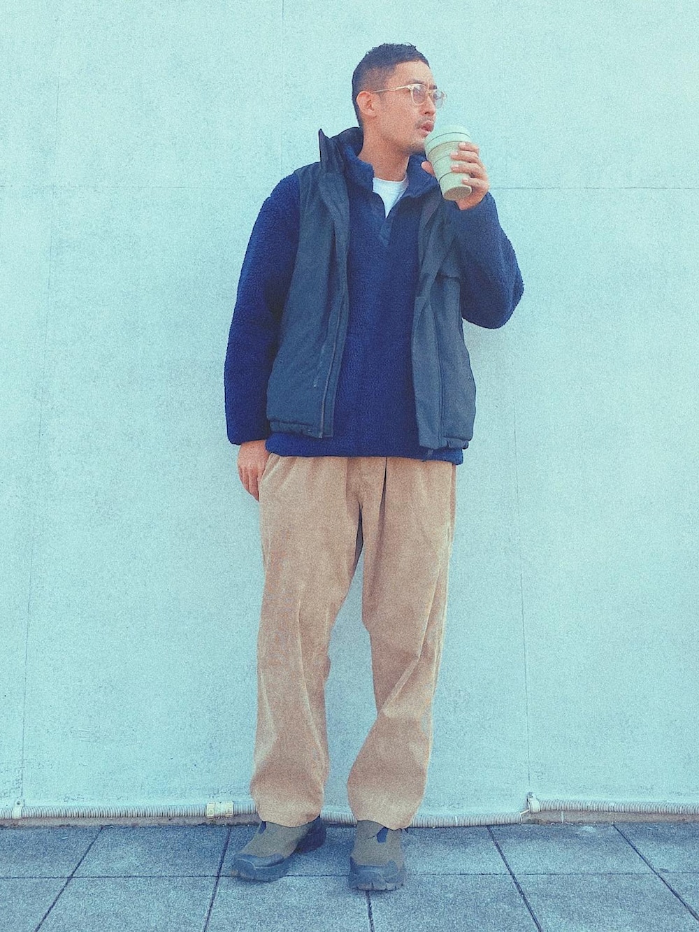 ブルー系のその他トップス、ブラック系のダウンベスト、ベージュ系のカーゴパンツを着用したメンズの冬コーディネートの3枚目の写真