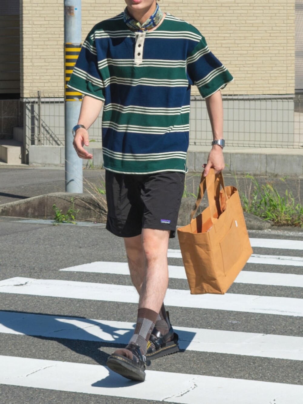 グリーン系のTシャツ/カットソー、ブラック系のその他パンツ、ベージュ系のトートバッグを着用したメンズの夏コーディネートの3枚目の写真