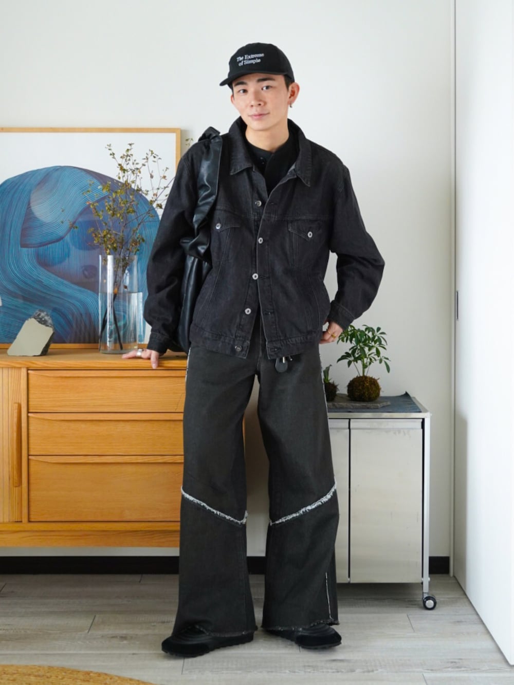 ブラック系のデニムジャケット、グレー系のデニムパンツ、ブラック系のショルダーバッグを着用したメンズの秋コーディネートの2枚目の写真