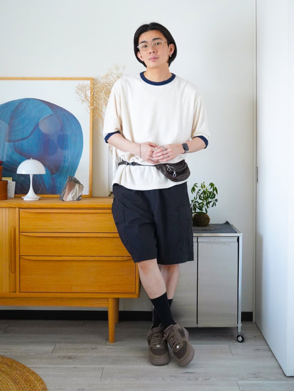 ブラウン系のスニーカー、ホワイト系のTシャツ/カットソー、ブラック系のその他パンツを着用したメンズの夏コーディネートの2枚目の写真