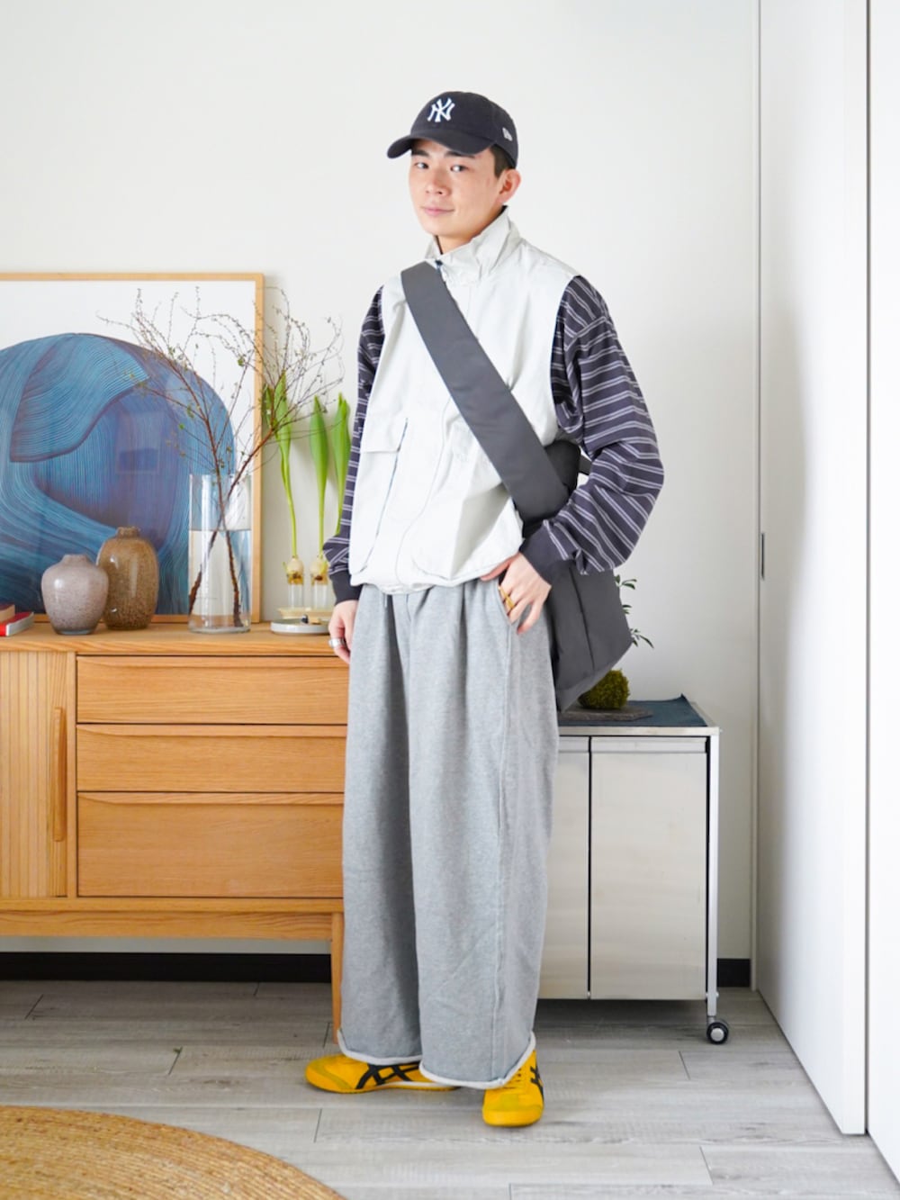 「ロンT、古着MIX、春コーデ、ベスト、スウェットパンツ、レイヤードスタイル、キャップ」｜「SINSSのLoose military nylon vest／ルーズミリタリーナイロンベスト（ベスト、グレー系）」を使った、idakaさん（メンズ・171cm）の春コーディネートの2枚目の写真