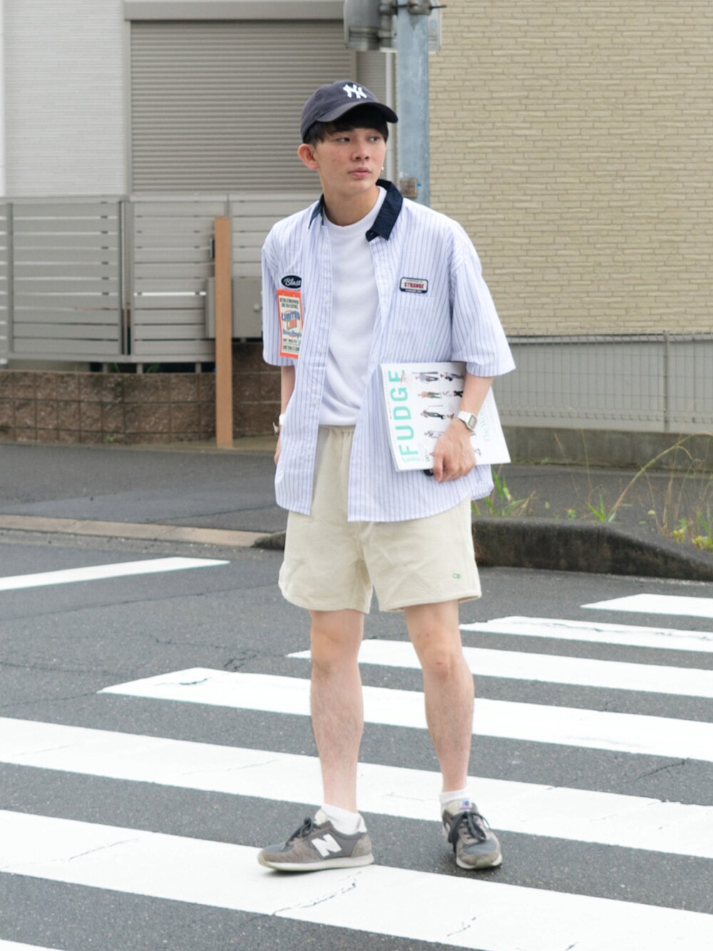 ホワイト系のシャツ/ブラウス、ホワイト系のTシャツ/カットソー、ホワイト系のその他パンツを着用したメンズの夏コーディネートの2枚目の写真