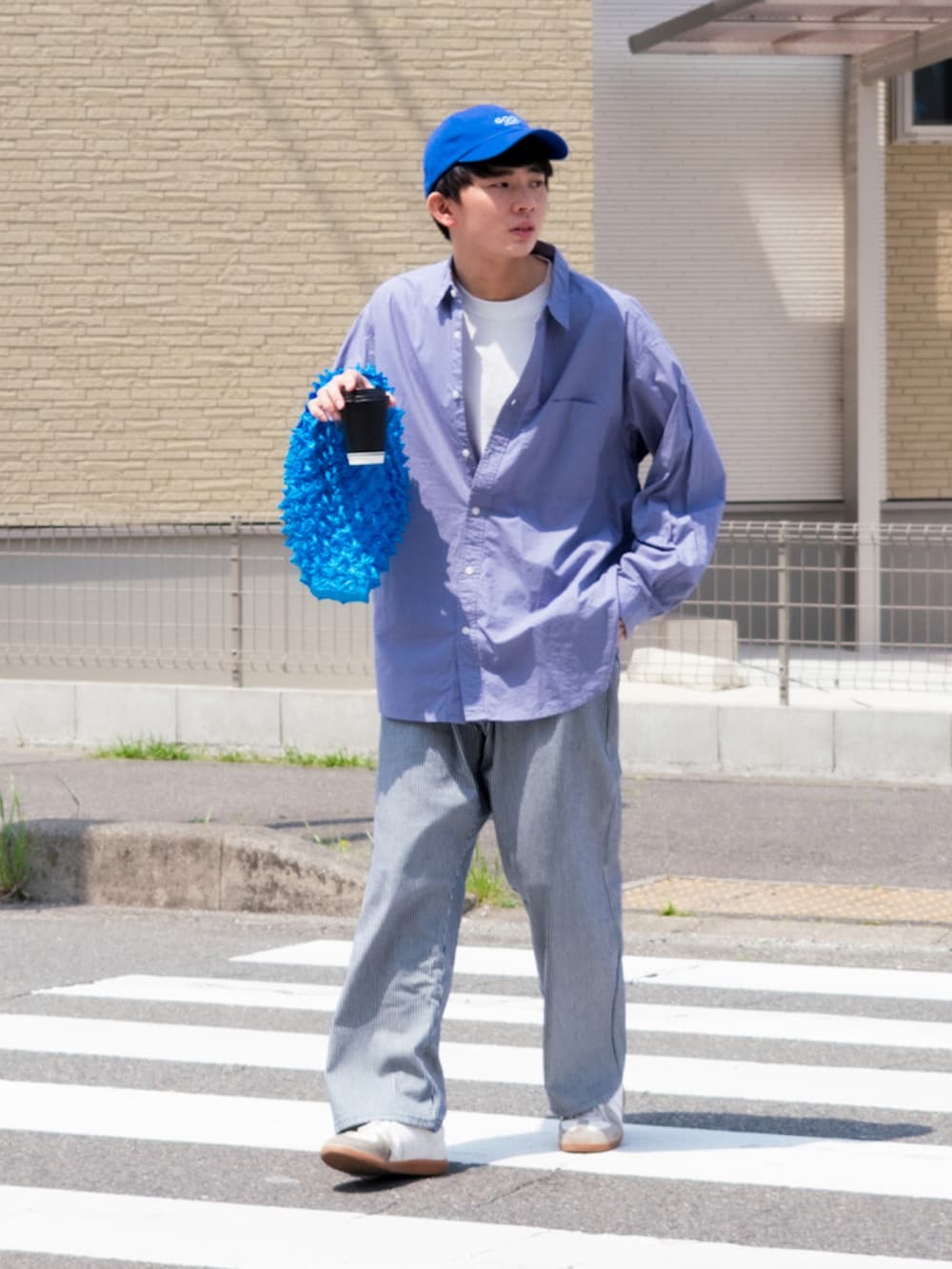 「ごきげんウィーク、ミニバッグ、キャップ、休日スタイル、レイヤードスタイル、白スニーカー、ストライプ、プチプラ、きれいめカジュアル、ビッグシルエット、カラー×コーデ、古着MIX、ロンT、春夏コーデ、シャツスタイル」｜「good crueのアイテム（キャップ、ブルー系）」を使った、idakaさん（メンズ・171cm）の春コーディネートの2枚目の写真