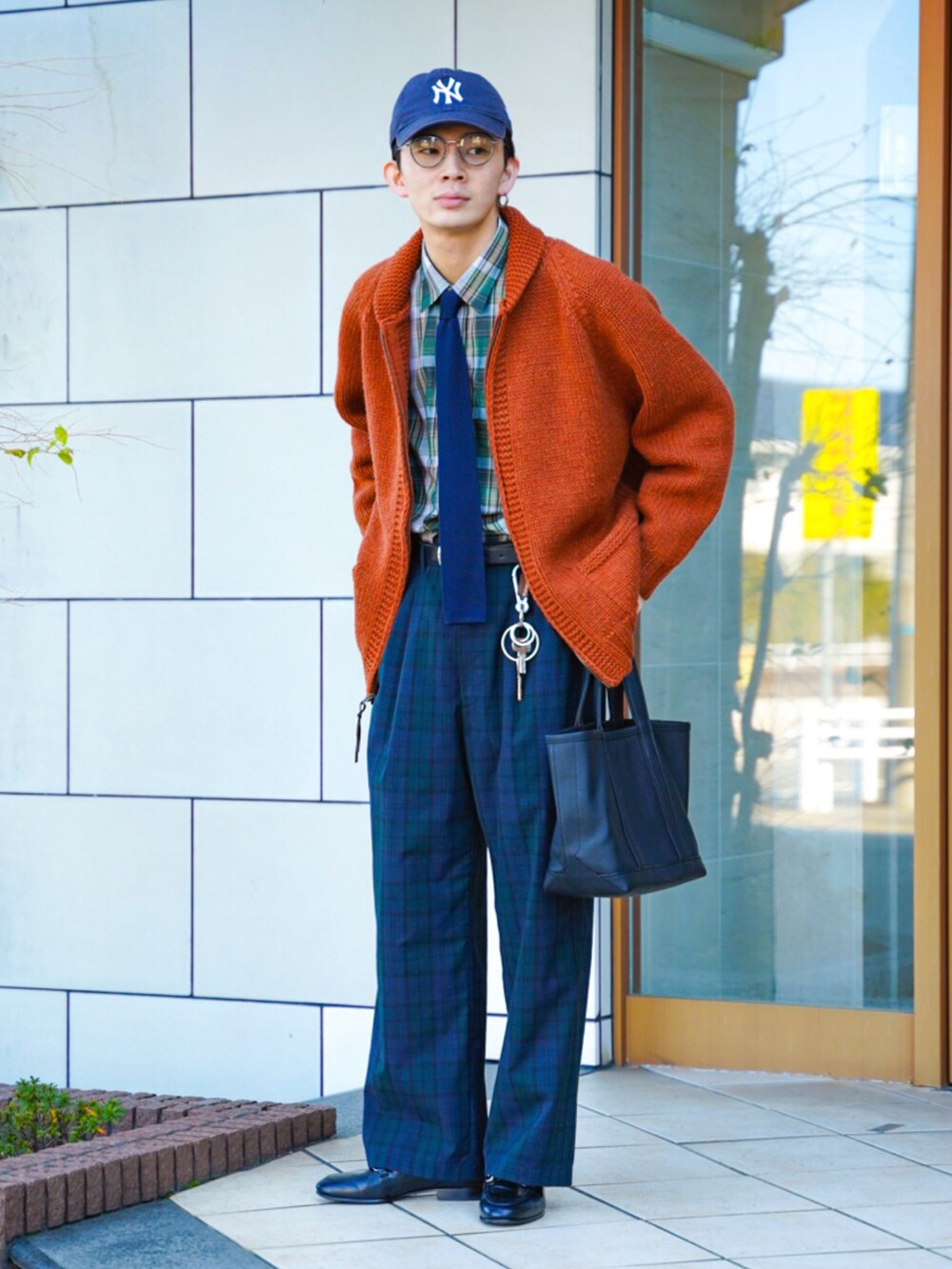 「休日スタイル、キャップ、カーディガン、きれいめカジュアル、春色、チェック、ニット、シンプルコーデ、ワイドパンツ、プチプラ、デートコーデ、オレンジ、メガネ男子、ネクタイ、トートバッグ」｜「LENOのアイテム（カーディガン/ボレロ、オレンジ系）」を使った、idakaさん（メンズ・171cm）の冬コーディネートの2枚目の写真