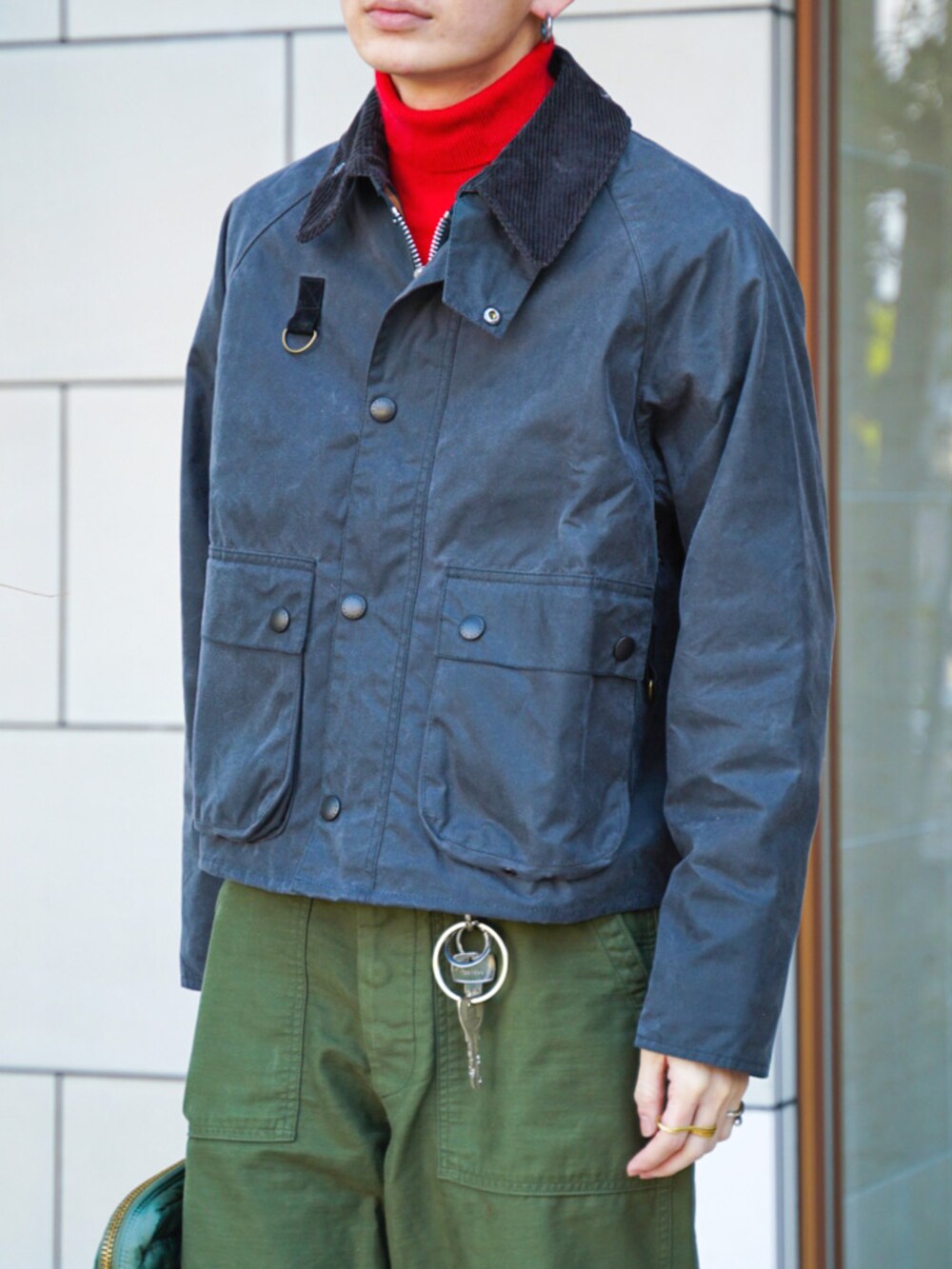 「お出かけコーデ、赤、マイベストコーデ2023、古着MIX、クリスマスに着たい服、休日スタイル、冬アウター、キャップ、レイヤードスタイル、ブーツ、カーゴパンツ、タートルネック、barbour、ニット、フライトキャップ」｜「BarbourのBarbour |〈別注〉 BLYTH オイルドジャケット MEN（カバーオール、グレー系）」を使った、idakaさん（メンズ・171cm）の冬コーディネートの3枚目の写真