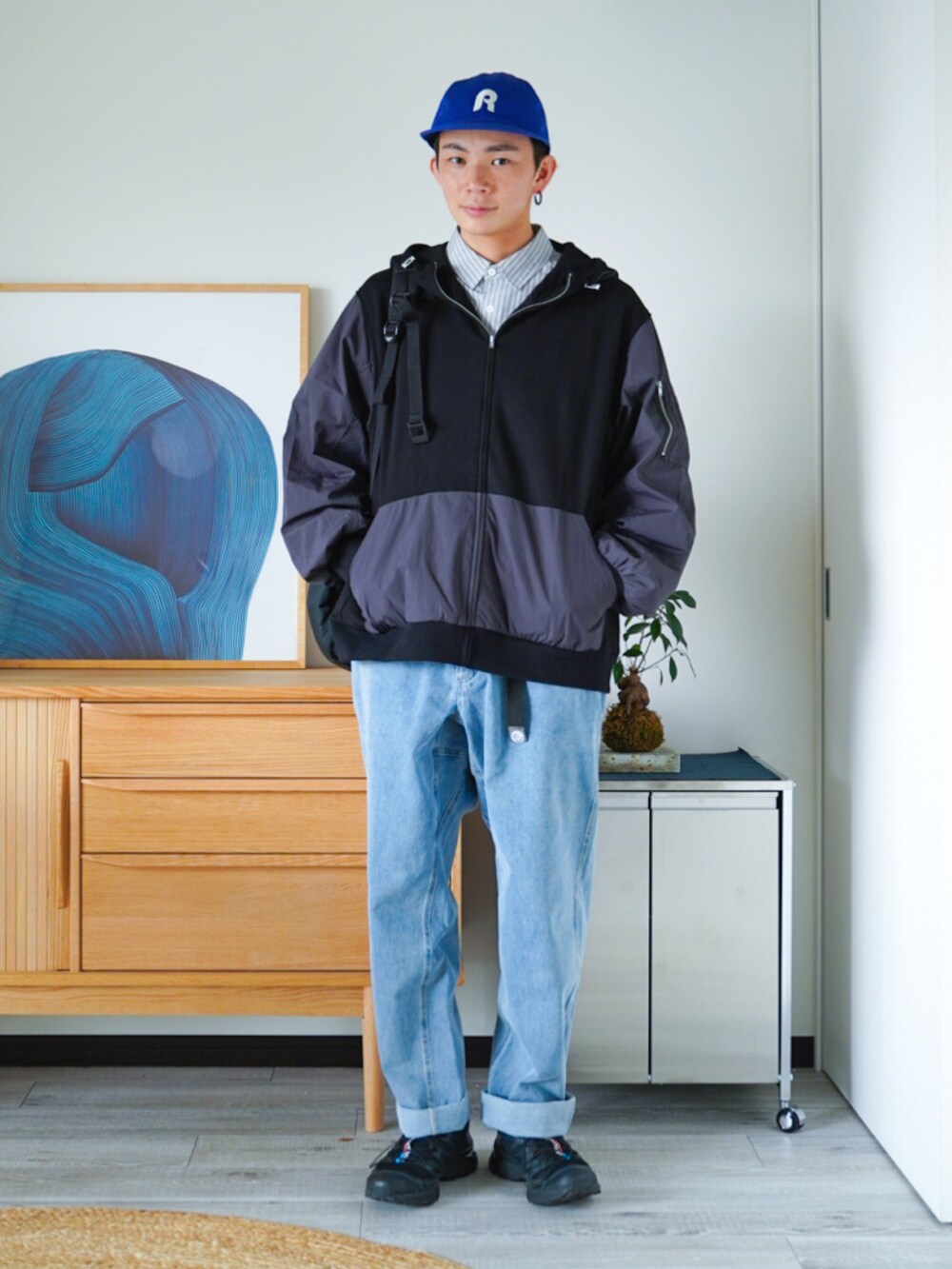 その他のシャツ/ブラウス、ブラック系のバックパック/リュック、ブルー系のデニムパンツを着用したメンズの秋コーディネートの2枚目の写真