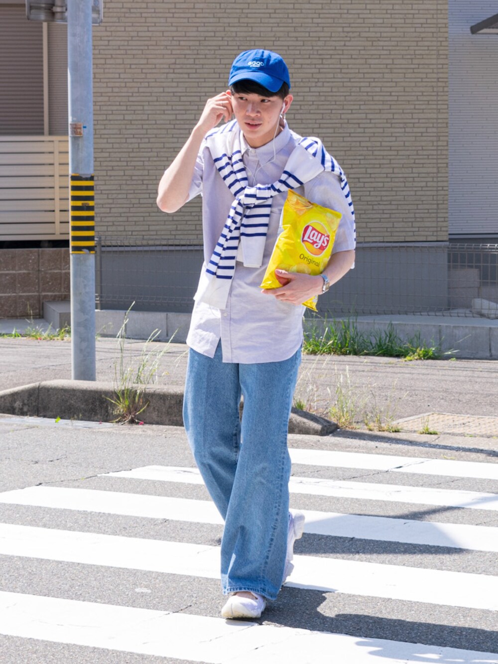 グレー系のシャツ/ブラウス、ブルー系のTシャツ/カットソー、ブルー系のデニムパンツを着用したメンズの夏コーディネートの2枚目の写真
