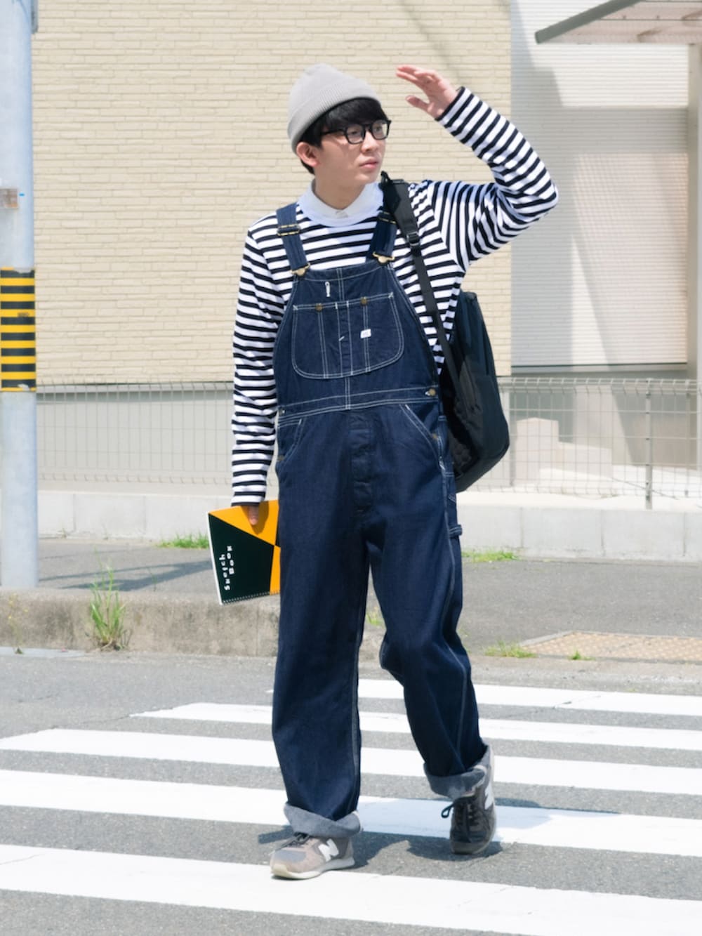 ブラック系のTシャツ/カットソー、ホワイト系のシャツ/ブラウス、ブラック系のバックパック/リュックを着用したメンズの春コーディネートの2枚目の写真