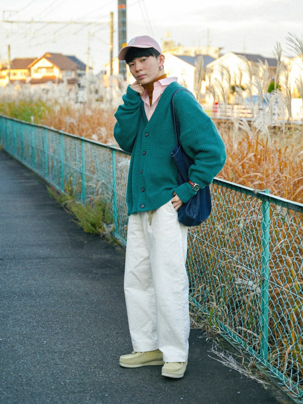 「クリスマスに着たい服、カーディガン、キャップ、レイヤードスタイル、トートバッグ、白パンツ、きれいめカジュアル、ブーツ、休日スタイル、韓国ファッション、マイベストコーデ2022、タートルネック、シャツスタイル、シンプルコーデ、厚底シューズ」｜「Confirmのルーズシルエット 畦編み オーバーニットカーディガン【Confirm】（カーディガン/ボレロ、グリーン系）」を使った、idakaさん（メンズ・171cm）の冬コーディネートの2枚目の写真
