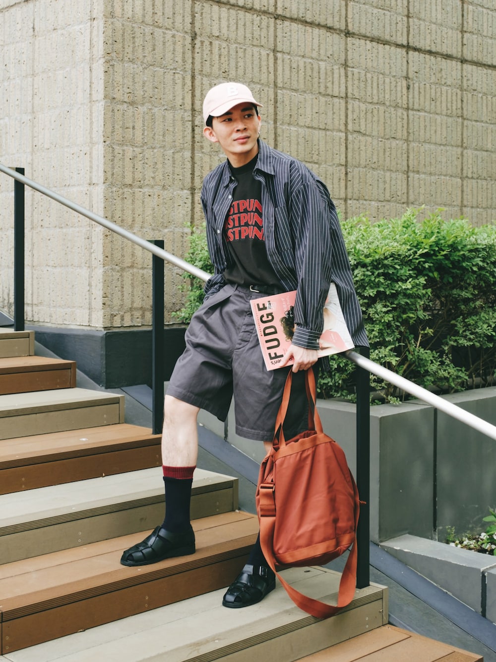 「このスタイルがお気に入り、夏だ！Tシャツ着よう！、古着MIX、キャップ、きれいめカジュアル、お出かけコーデ、厚底シューズ、ハーフパンツ、ビッグシルエット、ストリート、シンプルコーデ、グルカサンダル、ストライプシャツ、UNIQLO、プチプラ」｜「1LDKのアイテム（キャップ、ピンク系）」を使った、idakaさん（メンズ・171cm）の夏コーディネートの2枚目の写真
