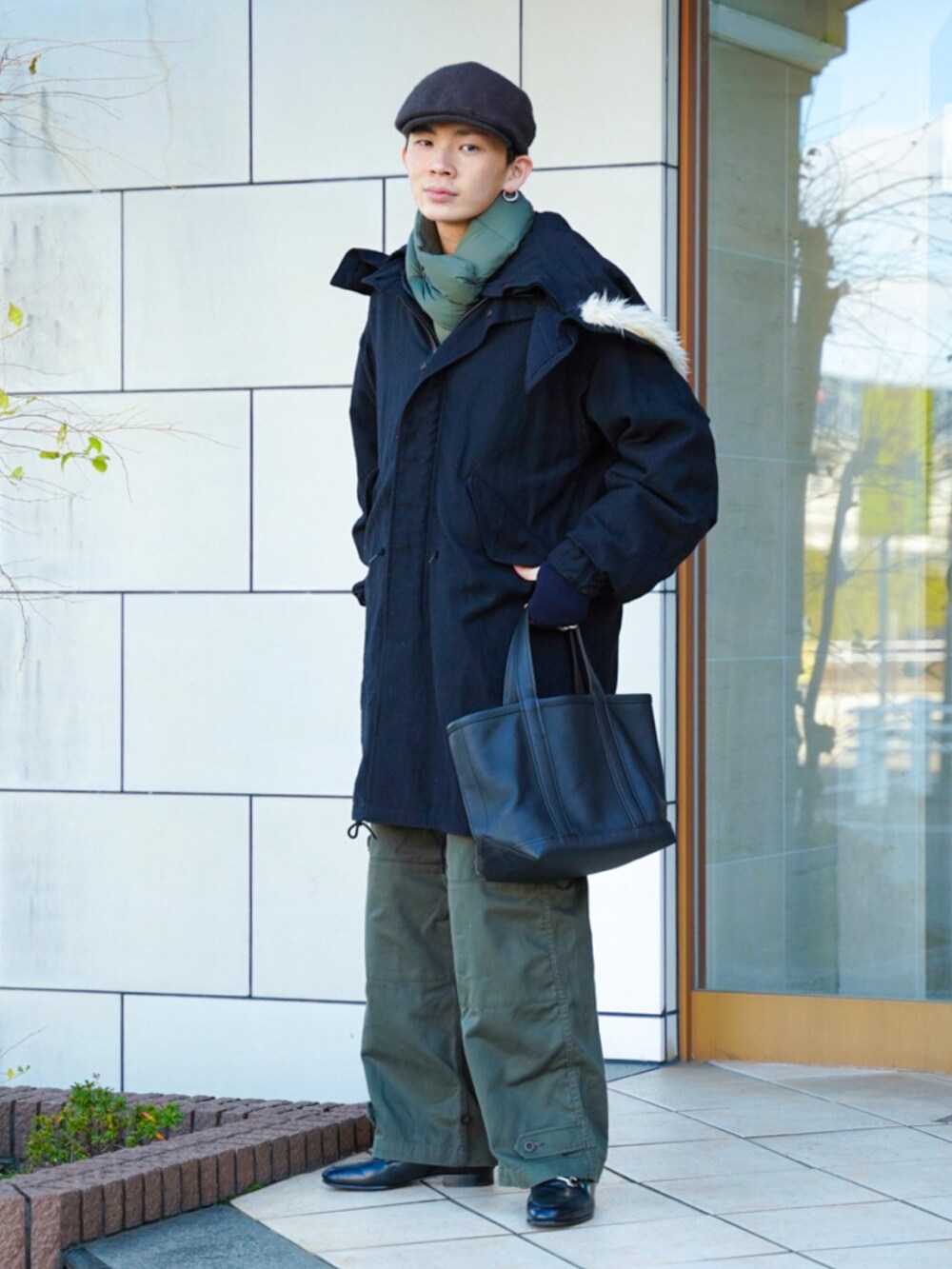 「きれいめカジュアル、休日スタイル、春色、カーゴパンツ、シンプルコーデ、ローファー、トートバッグ、ワイドパンツ、冬アウター、プチプラ、デートコーデ、キルティング、マフラー、ミリタリー、ロングコート」｜「LENOのアイテム（モッズコート、ブラック系）」を使った、idakaさん（メンズ・171cm）の冬コーディネートの2枚目の写真