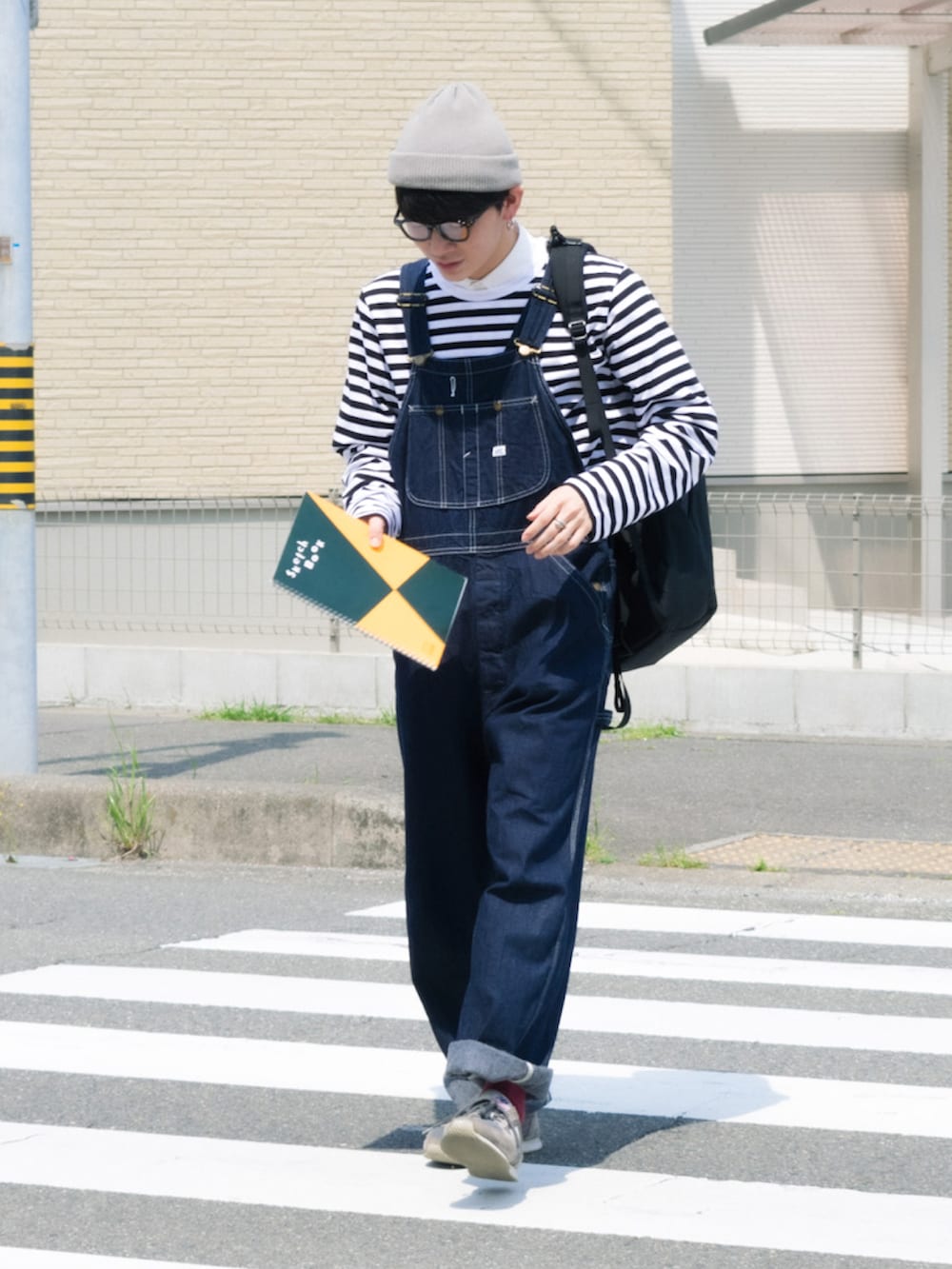 ブラック系のTシャツ/カットソー、ホワイト系のシャツ/ブラウス、ブラック系のバックパック/リュックを着用したメンズの春コーディネートの3枚目の写真