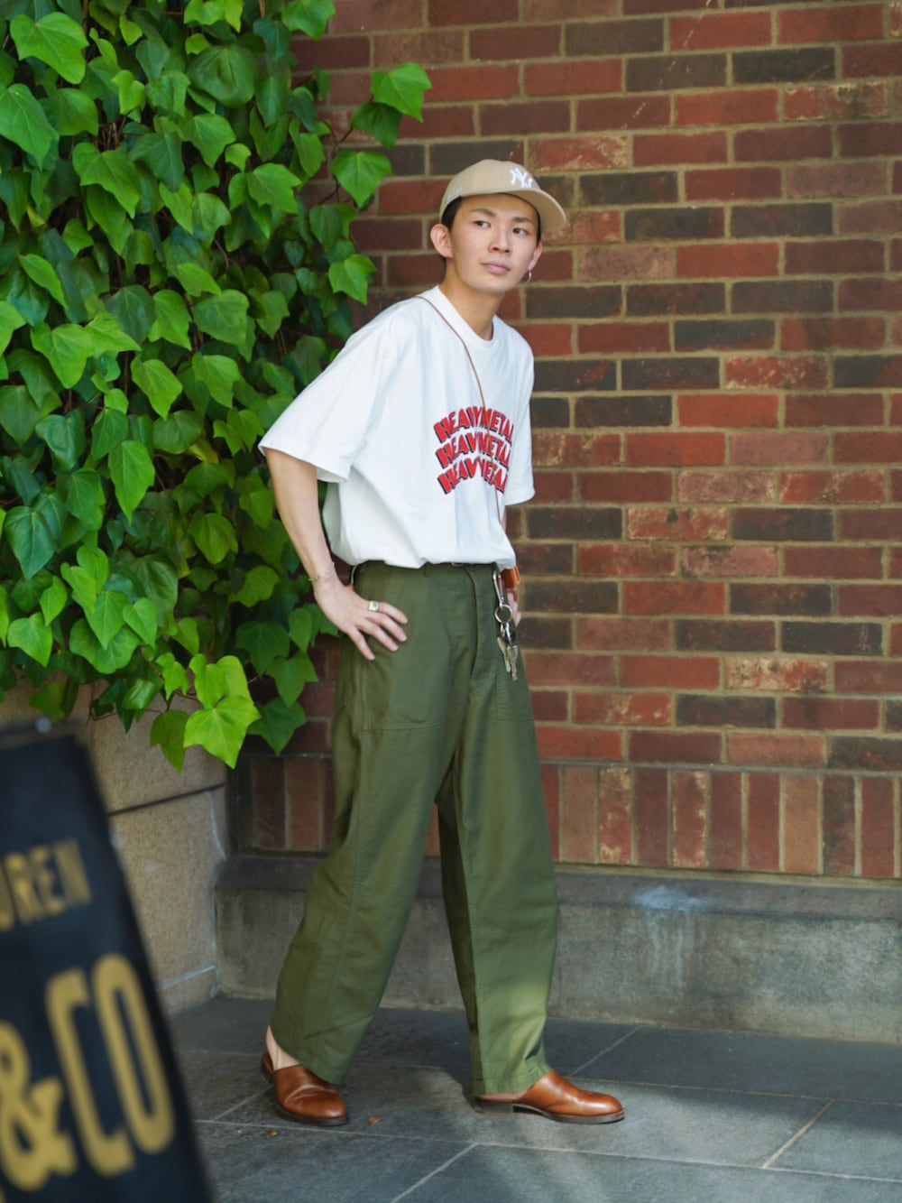 「アツいコーデ全部見せ、ロゴT、白Tシャツ、秋服準備はじめました、キャップ、ミニバッグ、サンダル、ベイカーパンツ、プチプラ、シンプルコーデ、休日スタイル、ストリート、カラー×コーデ、カラーパンツ、カーゴパンツ」｜「blurhmsのblurhmsROOTSTOCK | ロゴTシャツ HEAVY METAL MEN（Tシャツ/カットソー、ホワイト系）」を使った、idakaさん（メンズ・171cm）の夏コーディネートの3枚目の写真