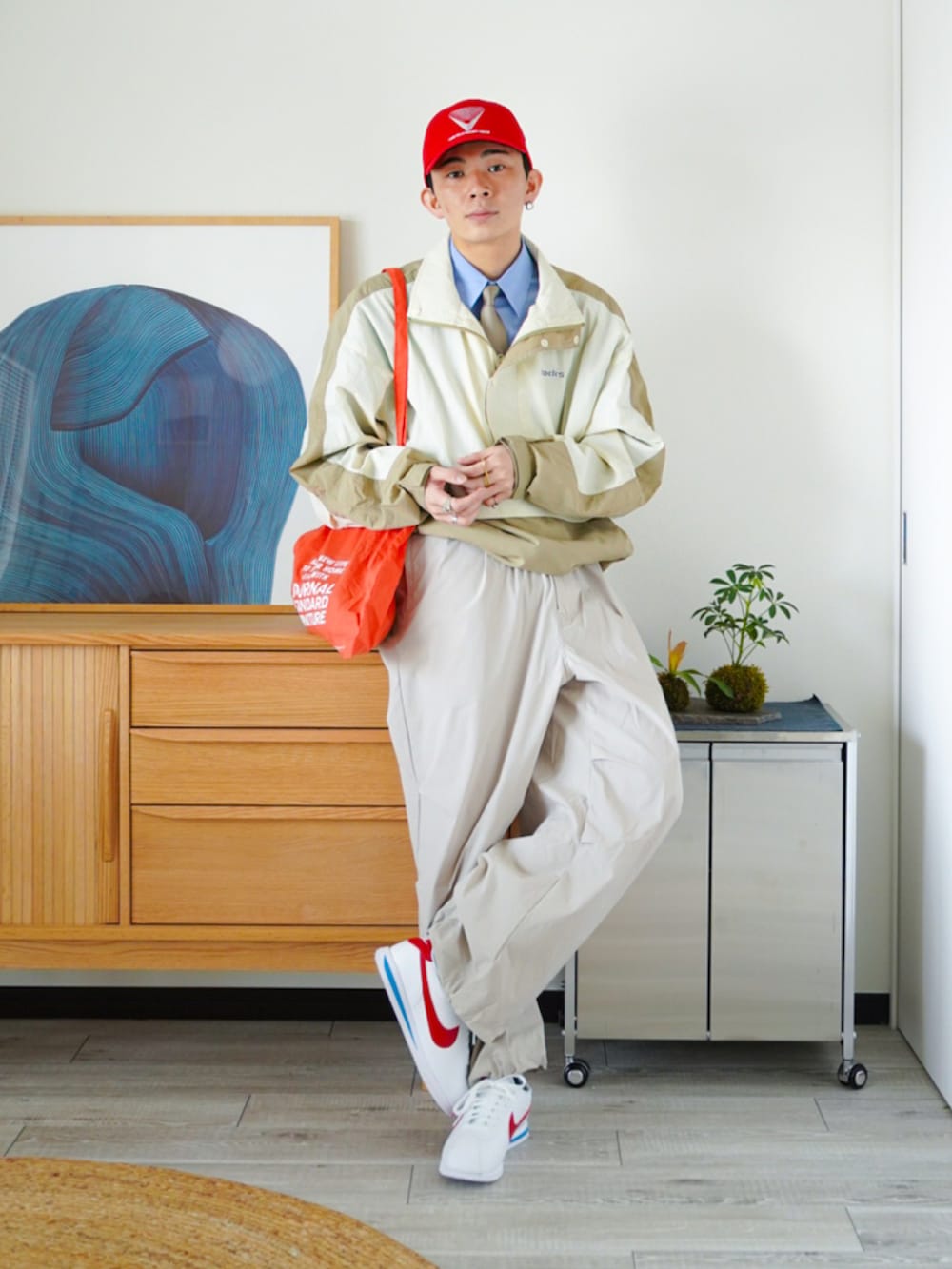「春めき満開コーデ、シャツスタイル、レイヤードスタイル、キャップ、ネクタイ、トートバッグ、デートコーデ、休日スタイル、お出かけコーデ、スニーカー、スポーツミックス、韓国ファッション、古着MIX、淡色コーデ、春色」｜「MONO-MARTの【retock's】ロゴ刺繍 ナイロン ビッグアノラック切替スタンドブルゾン（ブルゾン、ベージュ系）」を使った、idakaさん（骨格ナチュラル・メンズ・171cm）の春コーディネートの3枚目の写真